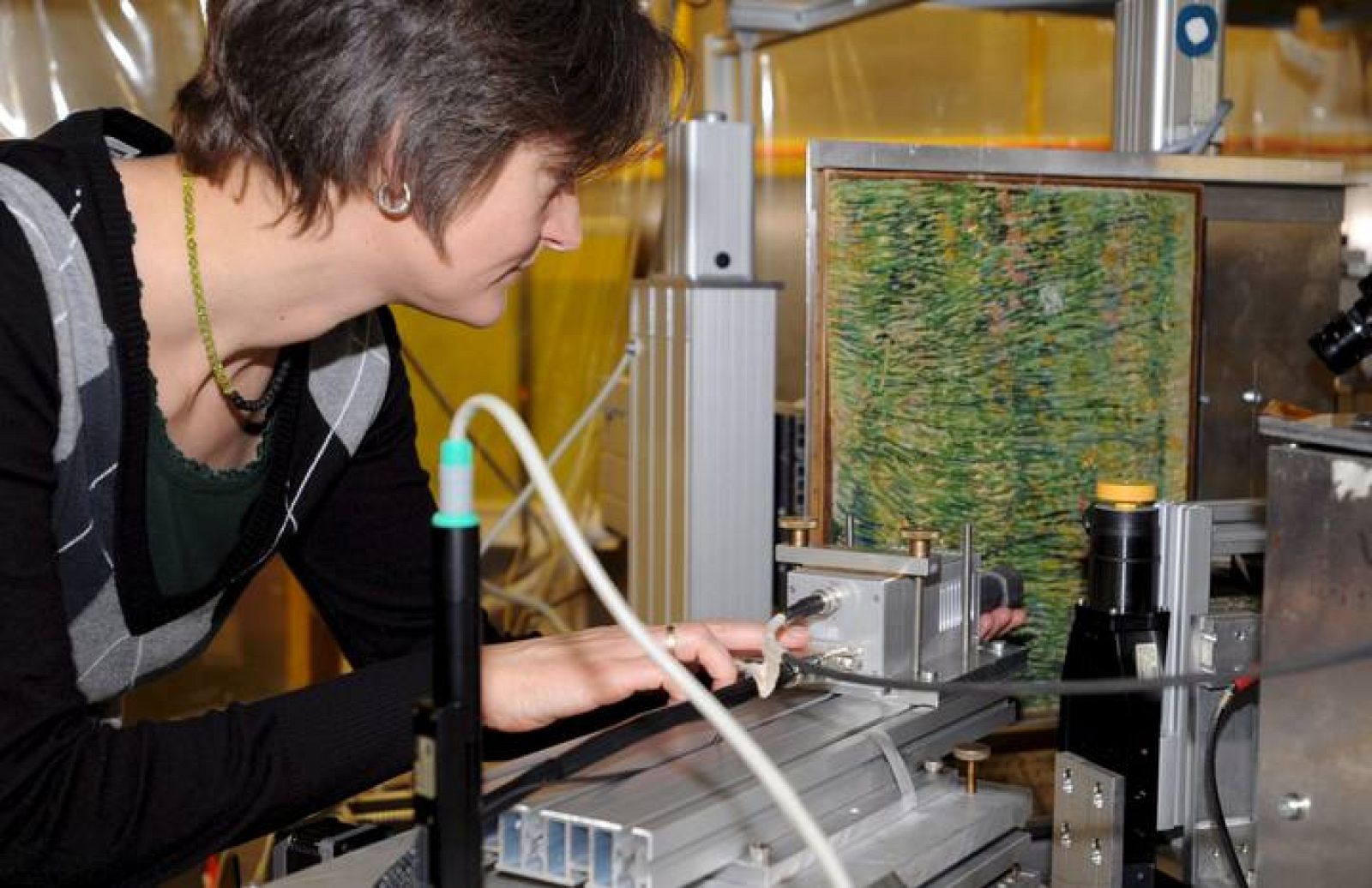 Una investigadora aplica la innovadora técnica que ha permitido descubrir una pintura oculta en un lienzo de Van Gogh. 
