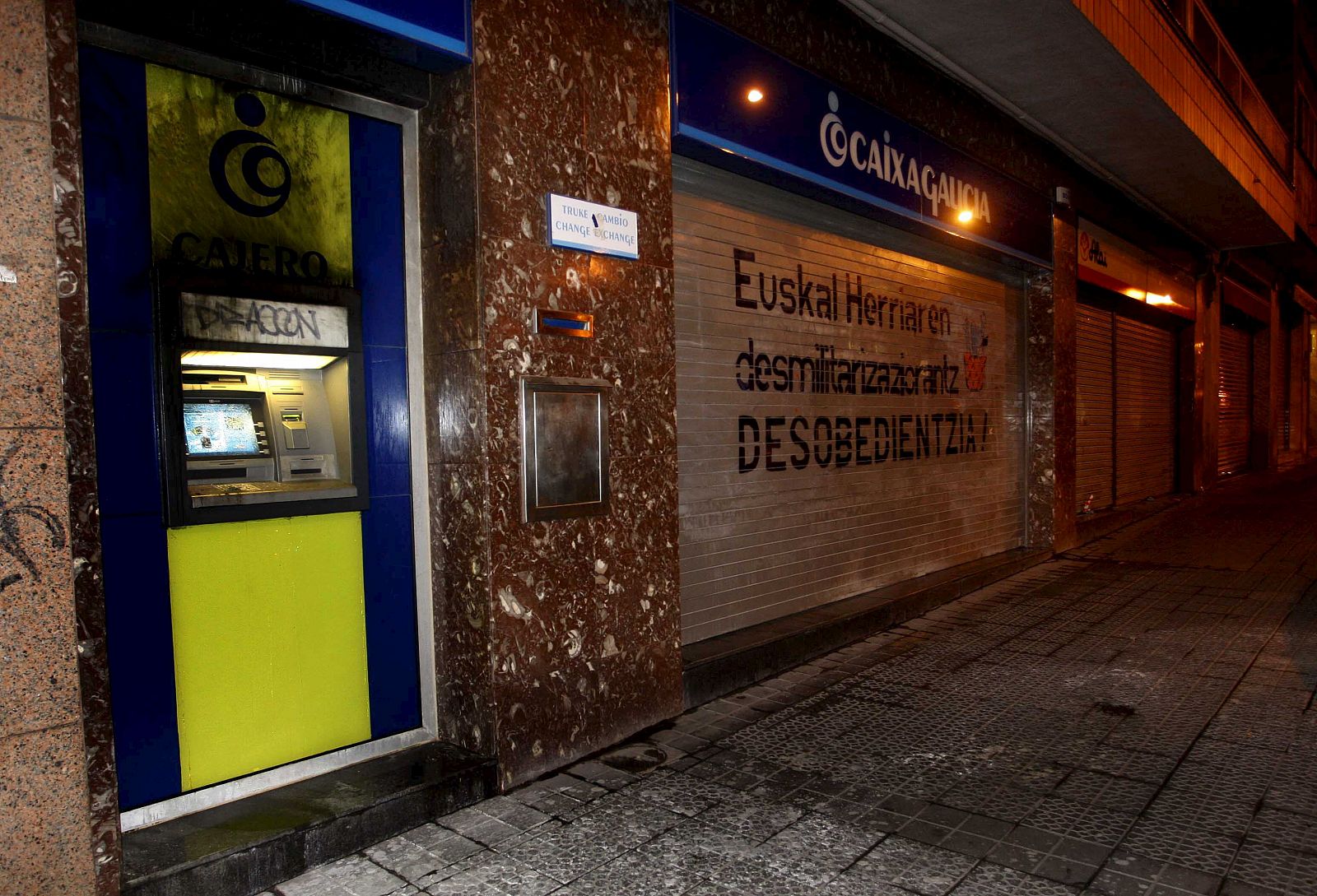 Estado en el que quedó el cajero automático de Caixa Galicia situado en la calle Luis Luciano Bonaparte, en el barrio bilbaíno de Santutxo, después de ser atacado por cuatro encapuchados que lanzaron la dos cócteles molotov, que también atacaron el c