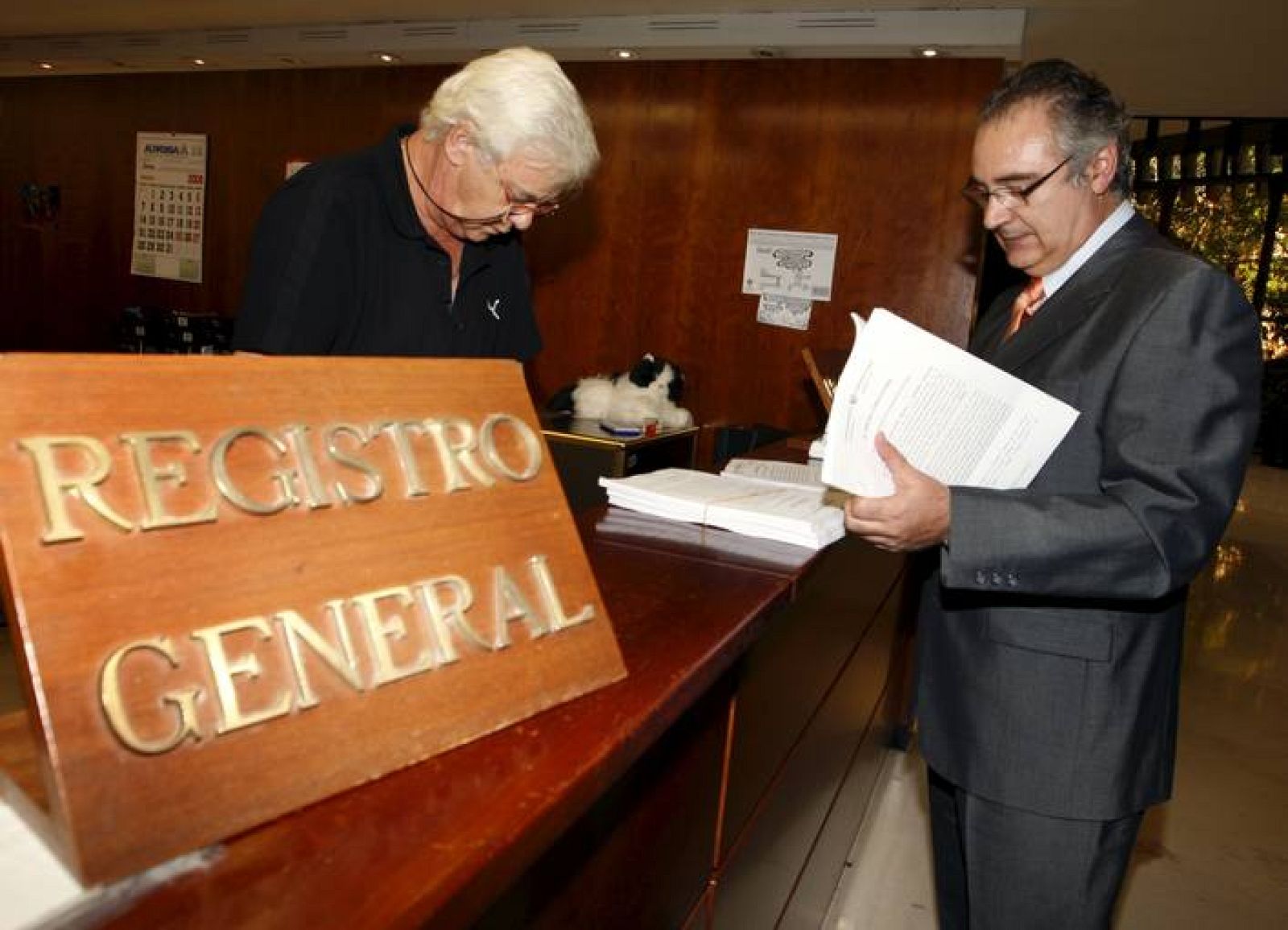 Felipe Juanas Blanco, el procurador del Gobierno Vasco en el momento de hacer entrega en el registro general del Tribunal Constitucional de sus alegaciones a los recursos presentados por el Ejecutivo central y por el PP contra la Ley de Consulta. 