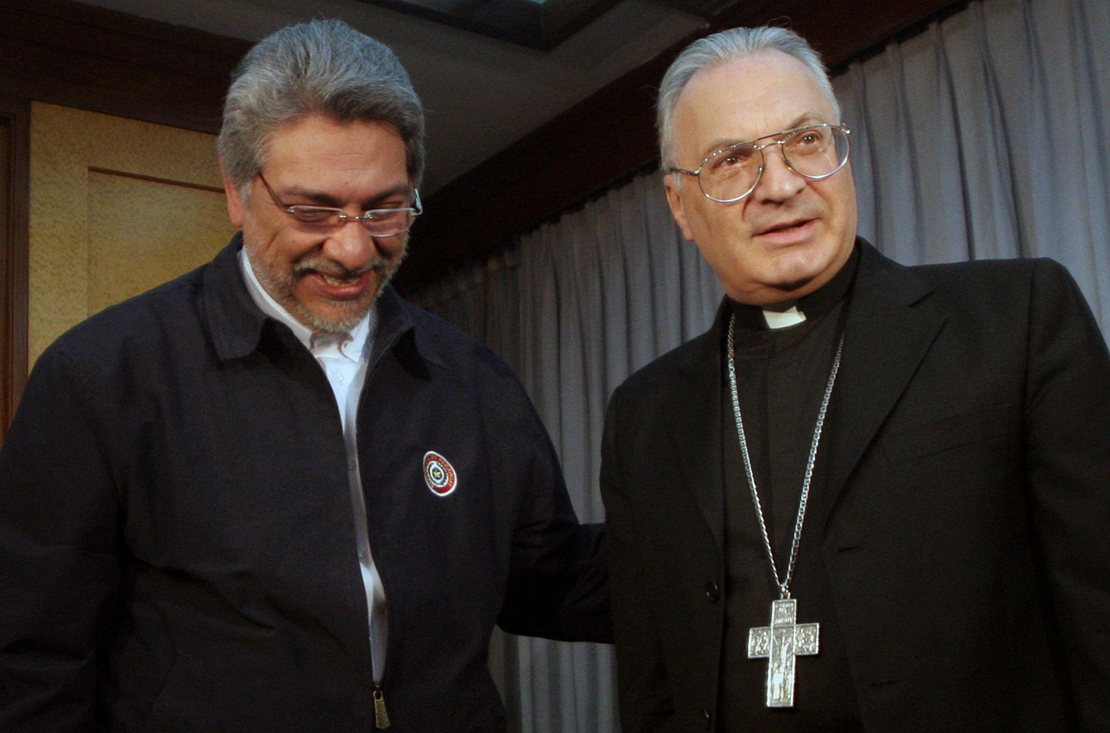 El presidente electo de Paraguay, Fernando Lugo y el nuncio Apostólico, Orlando Antonini en una reunión en Asunción (Paraguay)