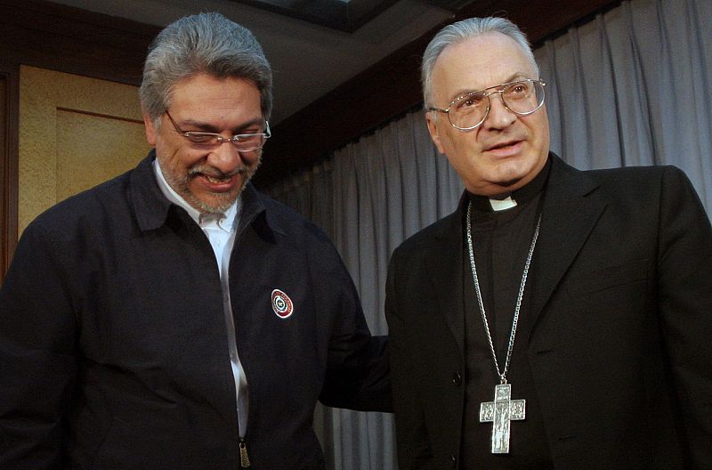 El presidente electo de Paraguay, Fernando Lugo y el nuncio Apostólico, Orlando Antonini en una reunión en Asunción (Paraguay)