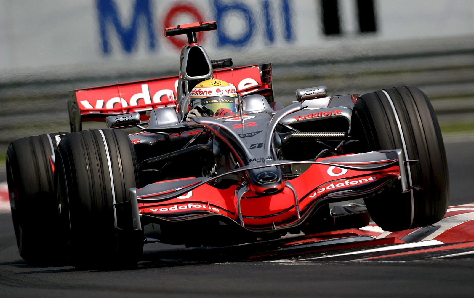 El piloto británico de Fórmula Uno Lewis Hamilton del equipo McLaren Mercedes conduce su monoplaza en el Gran Premio de Hungría.
