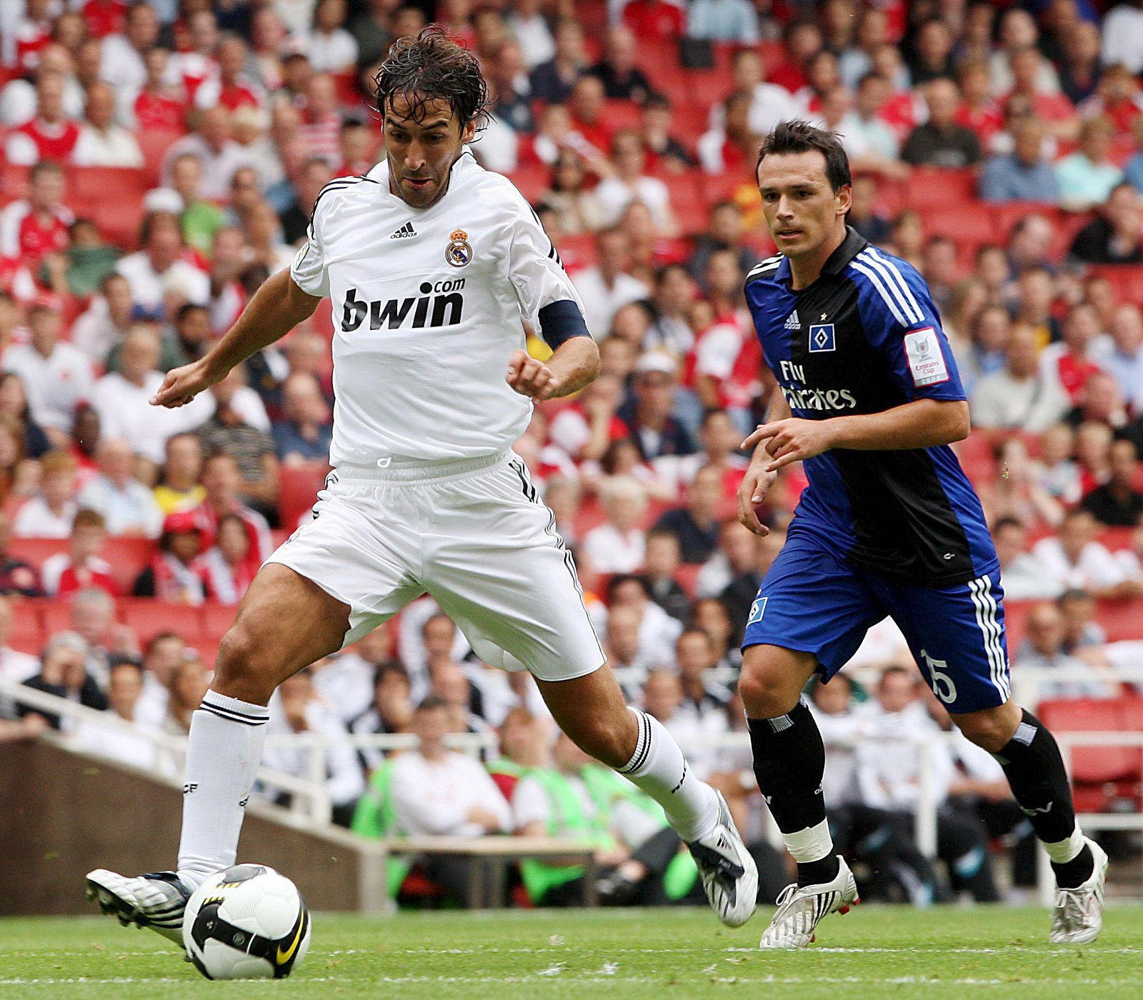 El delantero del Real Madrid, Raúl González, intenta tirar a portería ante el jugador del Hamburgo, Piotr Trochowski.