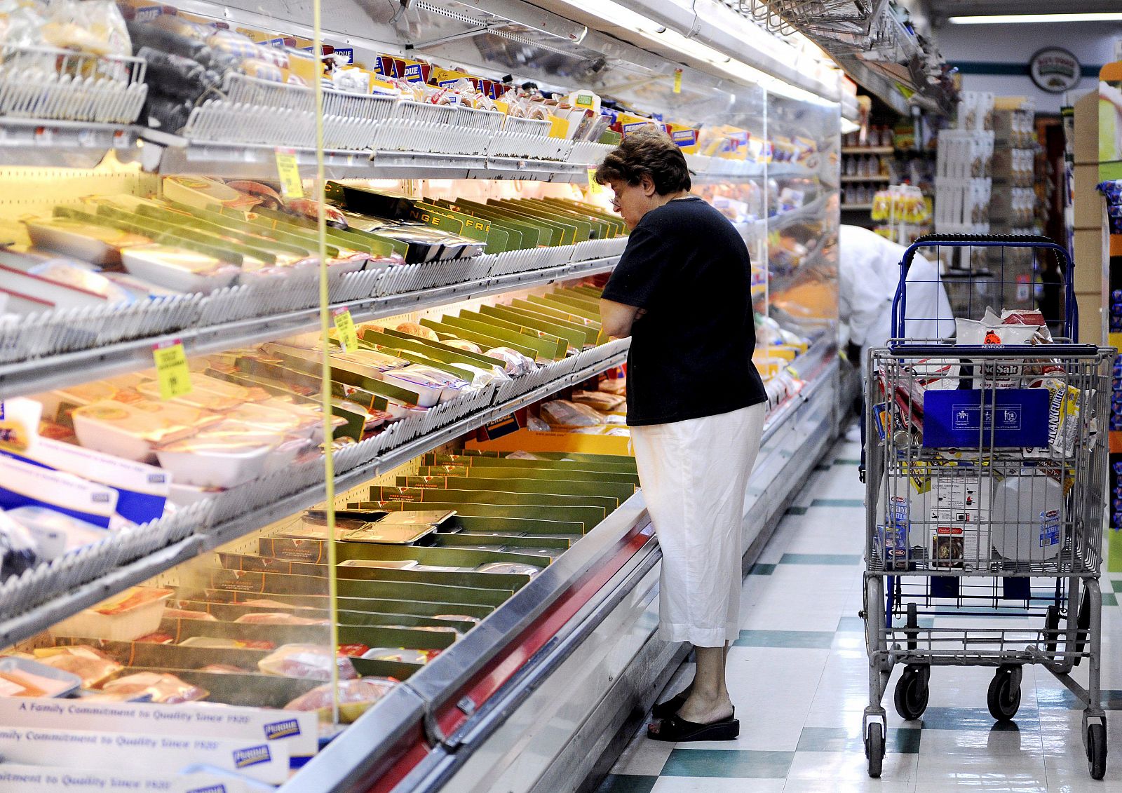 Según el Ministerio de Industria, Turismo y Comercio, los alimentos básicos como la harina, la leche o el aceite siguen encareciéndose.