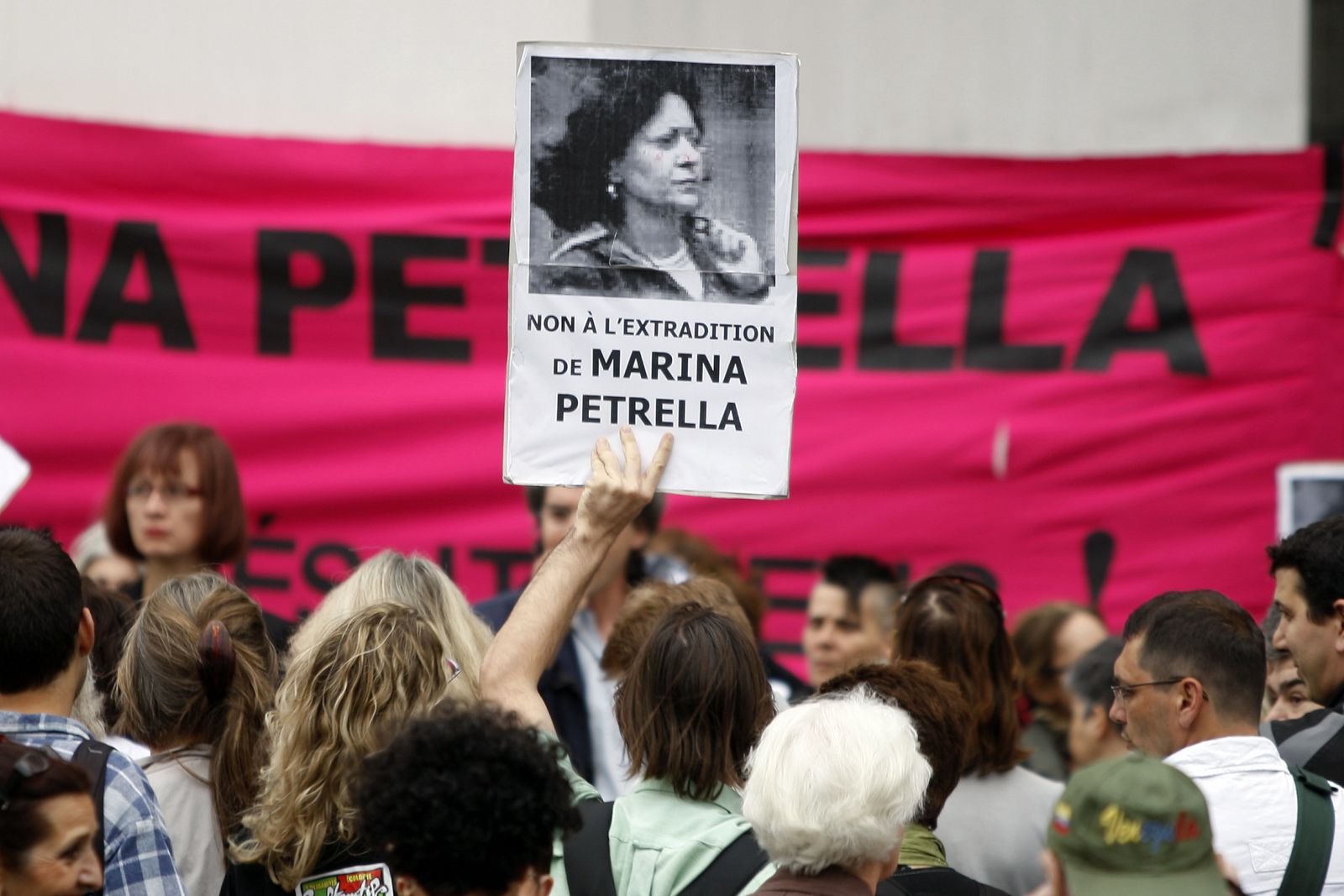Varios manifestantes pedían en París el pasado 17 de julio que se detuviese la extradicción de Petrella a Italia.
