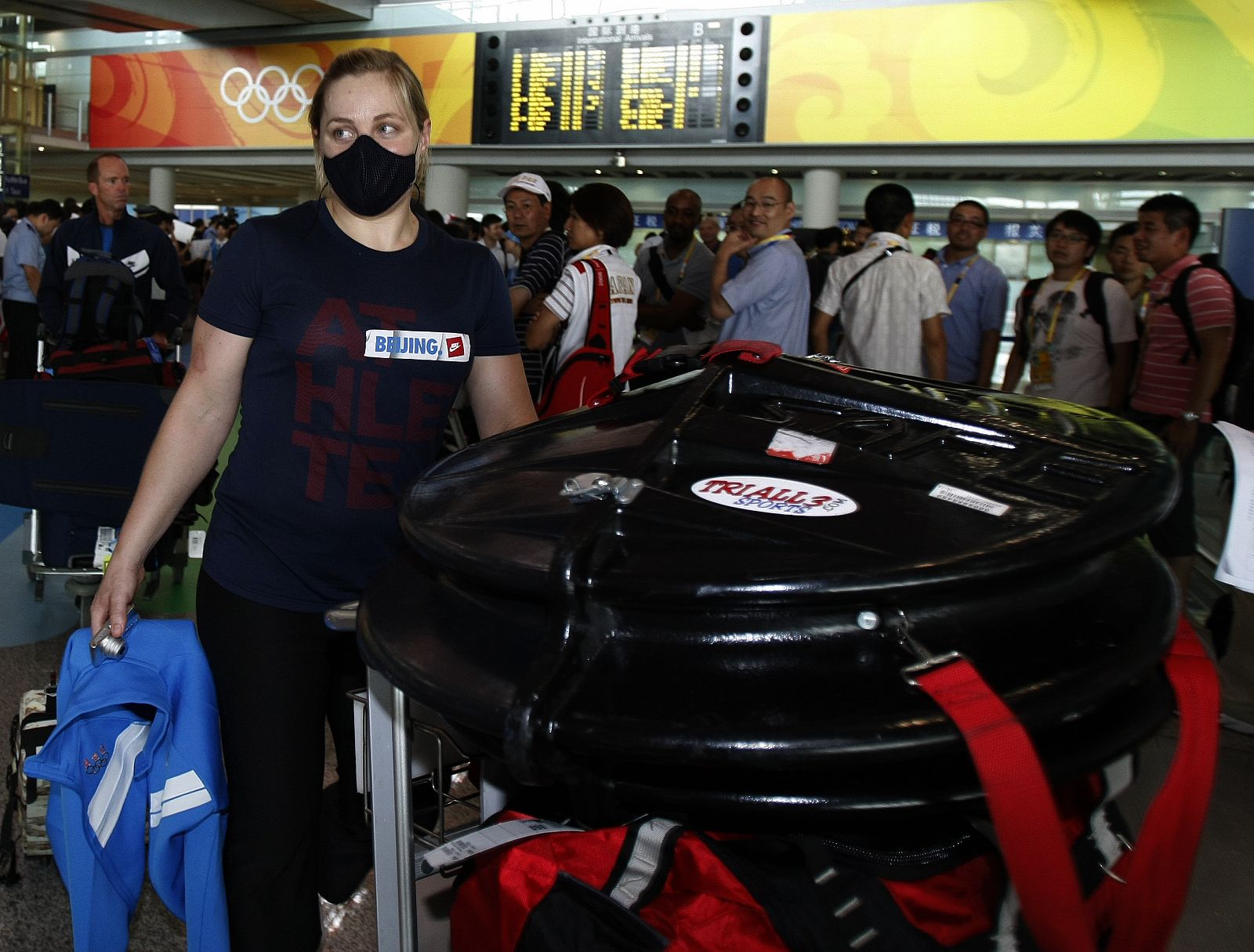 La contaminación que sufre la capital china ha llevado a los deportistas de la delegación de los EE.UU ha llevar mascarilla.