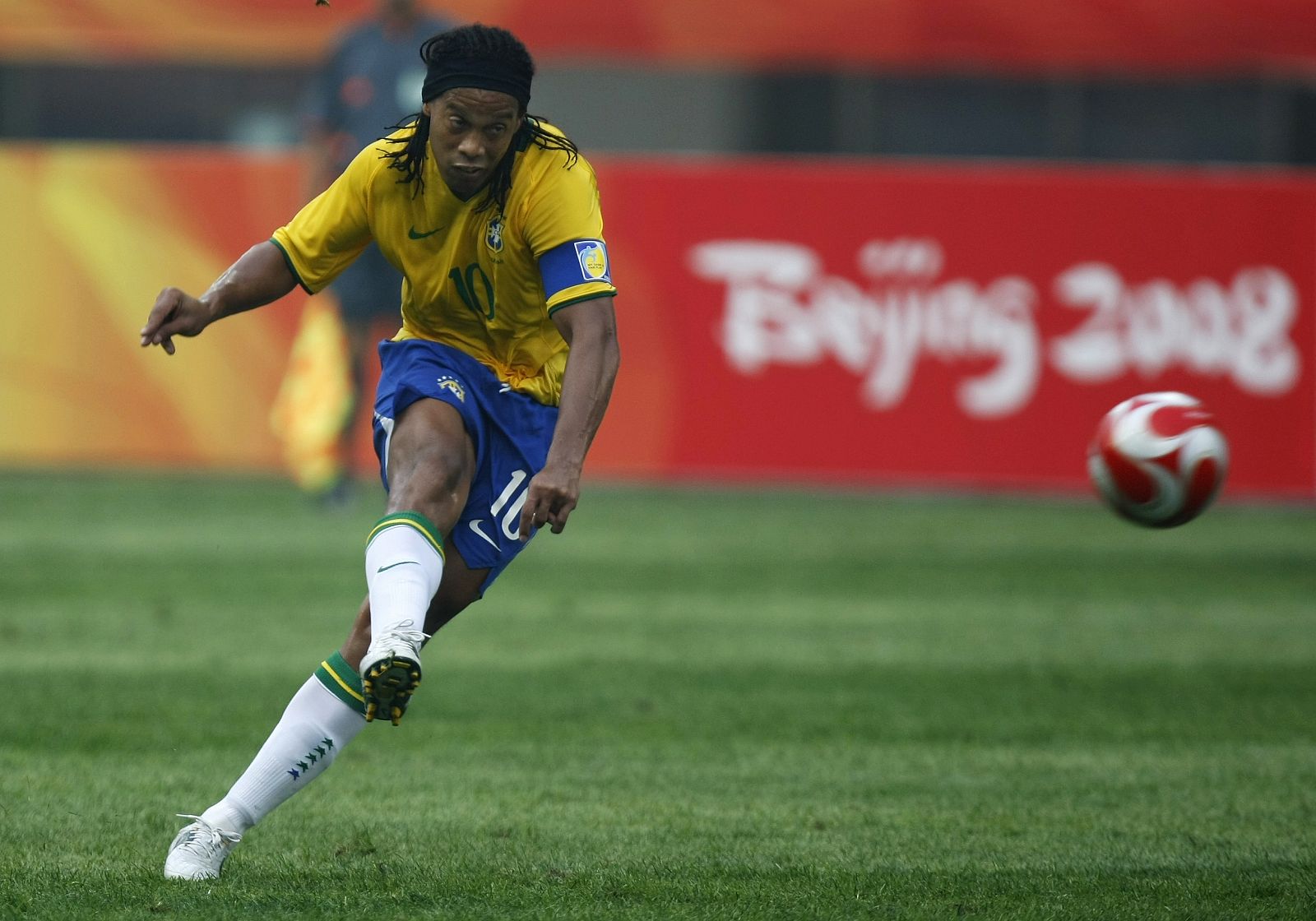 Ronaldinho juega ante Bélgica el primer partido de Brasil en los Juegos.