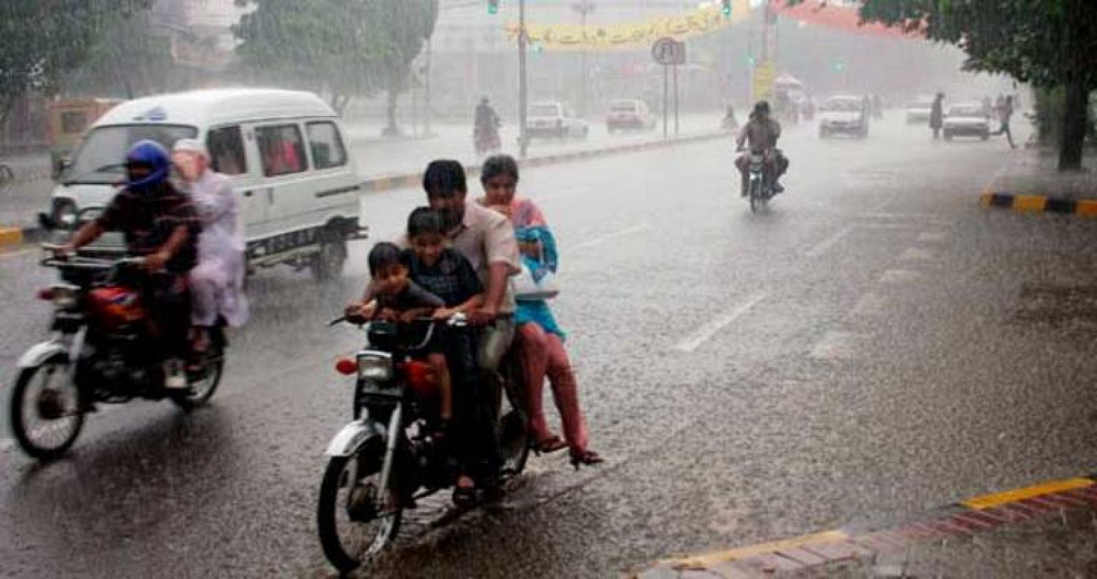 Unos conductores sufren una de las lluvias del monzón en Lahore, Pakistan.