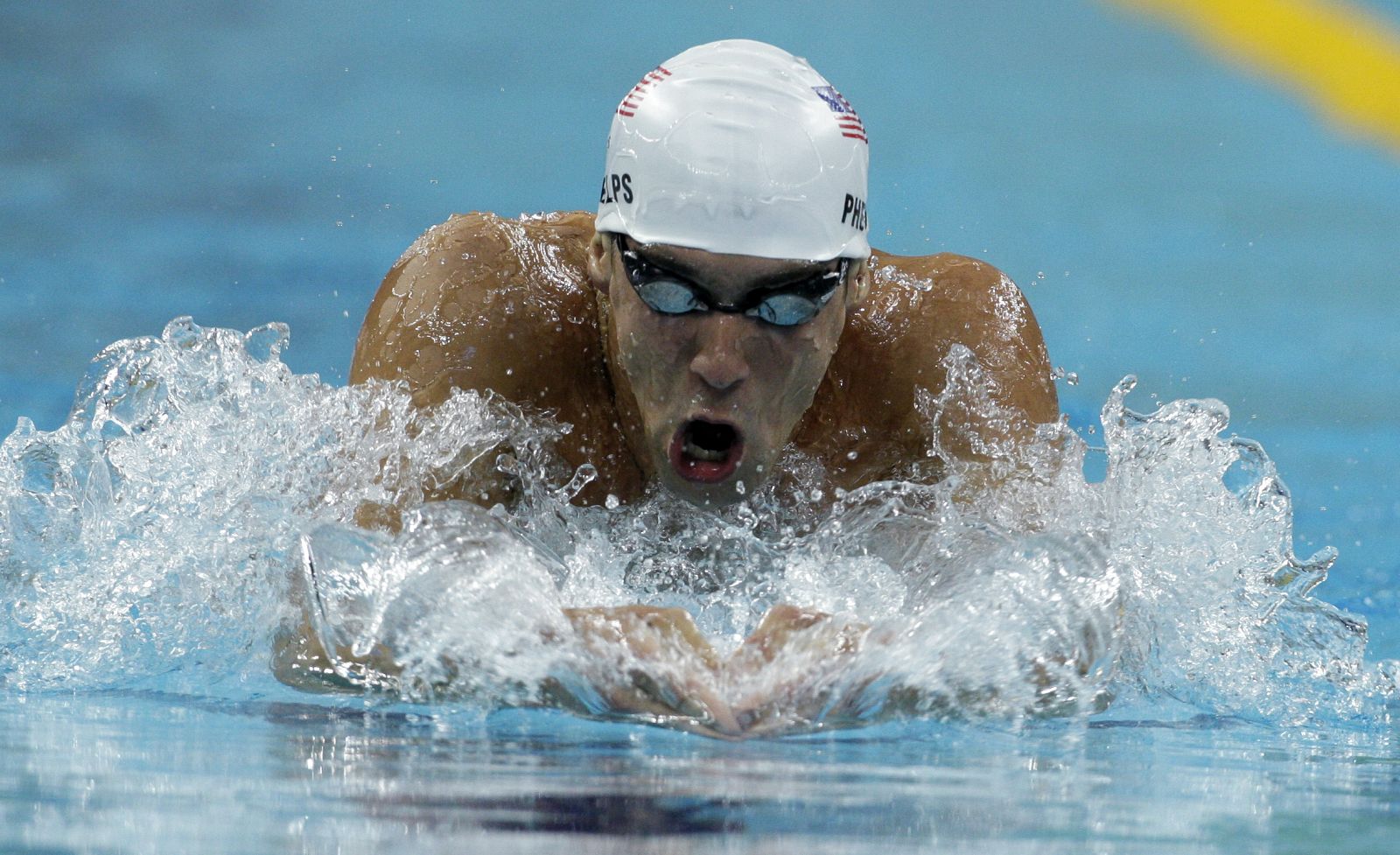 Michael Phelps consigue el record en su primera competición.