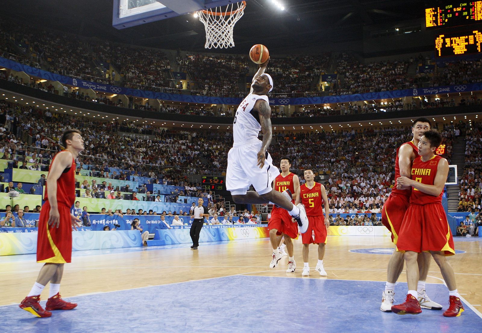 Lebron James machaca el aro chino en el debut del equipo estadounidense en los Juegos de Pekín.