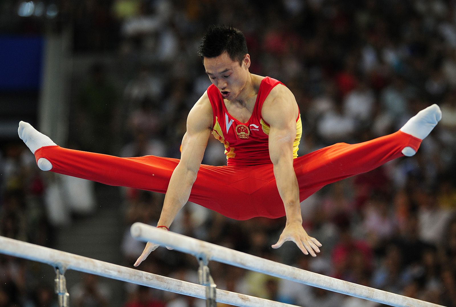 El chino Yang Wei, sobre las barras paralelas.