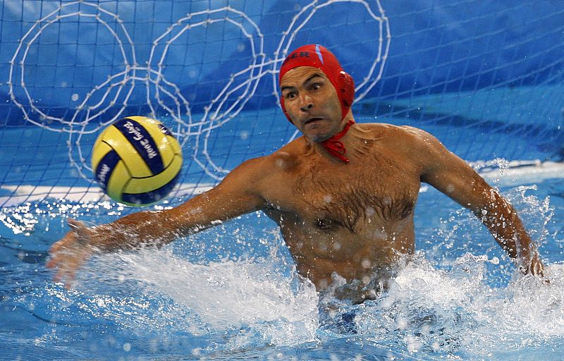 El portero alemán Alexander Tchigir salvando un gol ante China