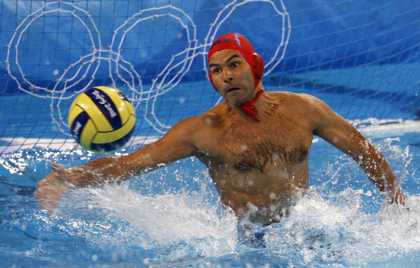 El portero alemán Alexander Tchigir salvando un gol ante China