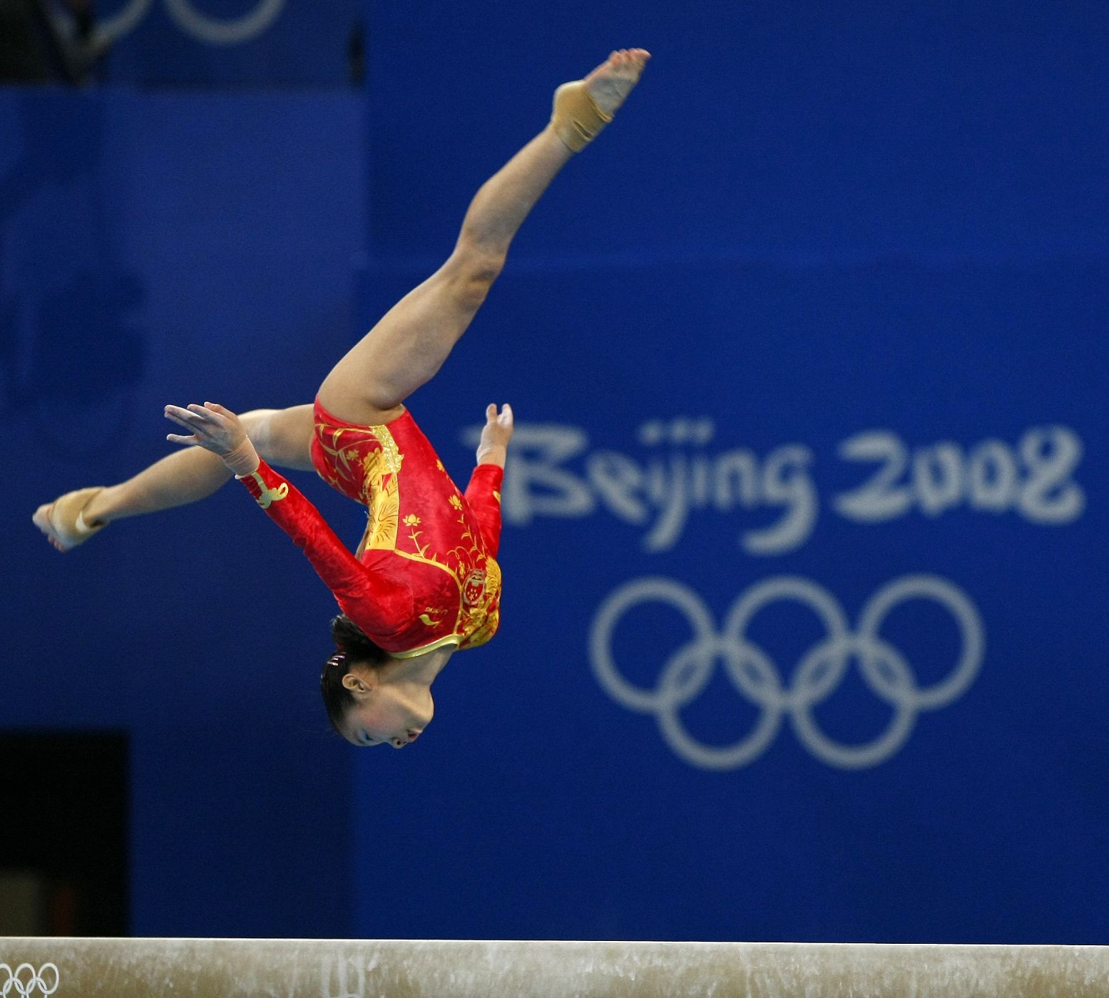 La gimnasta china Deng Linlin ejecuta el ejercicio de barra de equilibrios.