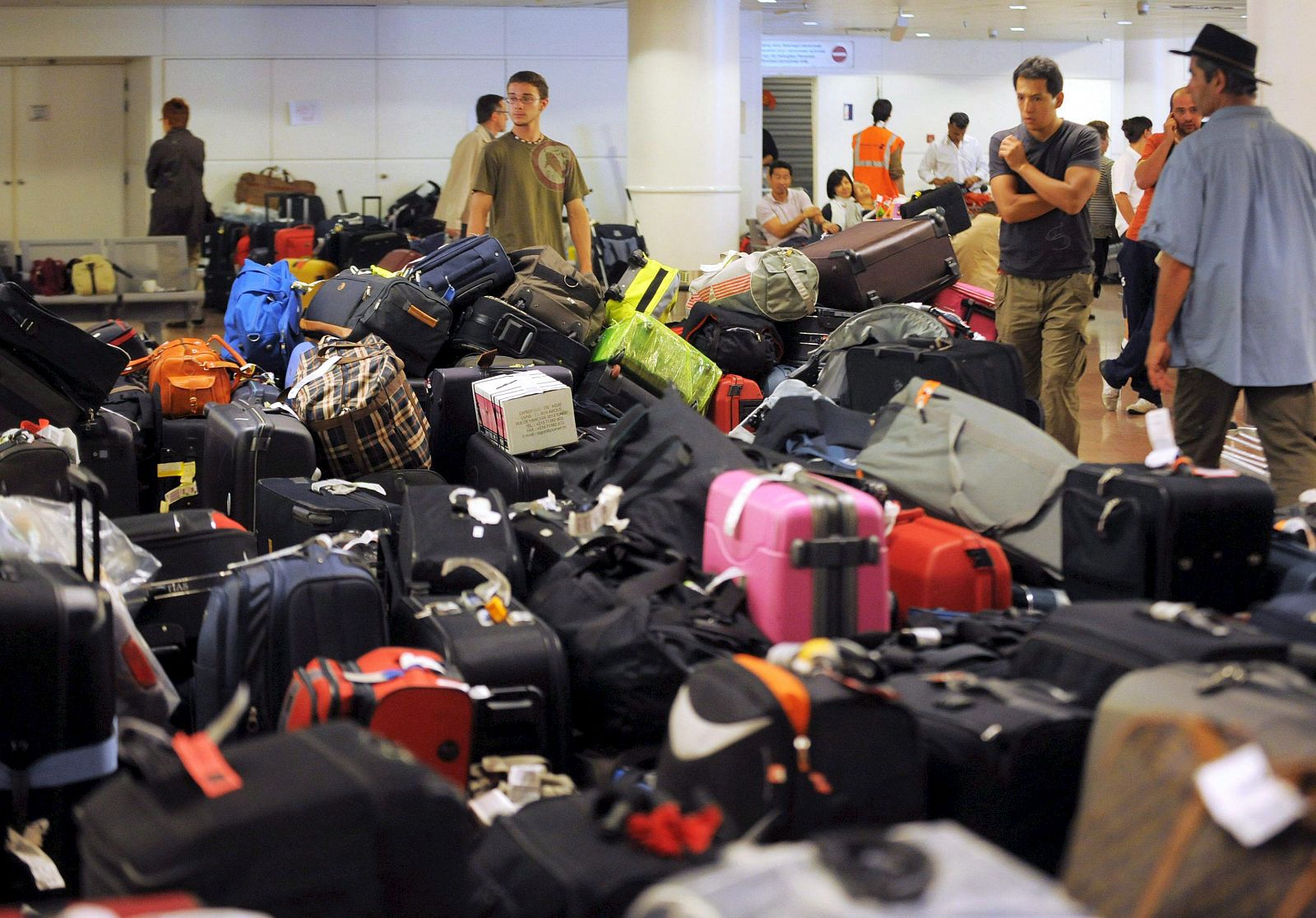 A pesar de que la huelga de los trabajadores encargados de los equipajes del aeropuerto de Bruselas ha finalizado, los pasajeros tienen problemas para poder viajar desde o hacia Bruselas.200 españoles esperan un vuelo para poder volver a casa en Brus