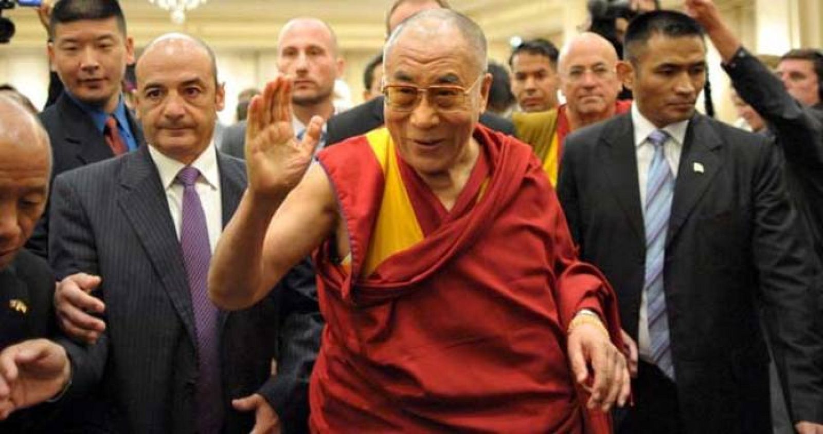 El  Dalai Lama, saluda a su llegada a la reunión mantenida con los miembros del Parlamento en el senado 
