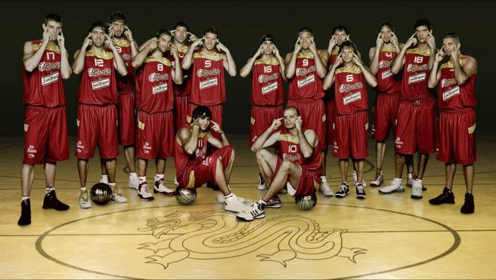 POLÉMICA FOTOGRAFÍA DE LA SELECCIÓN DE BALONCESTO