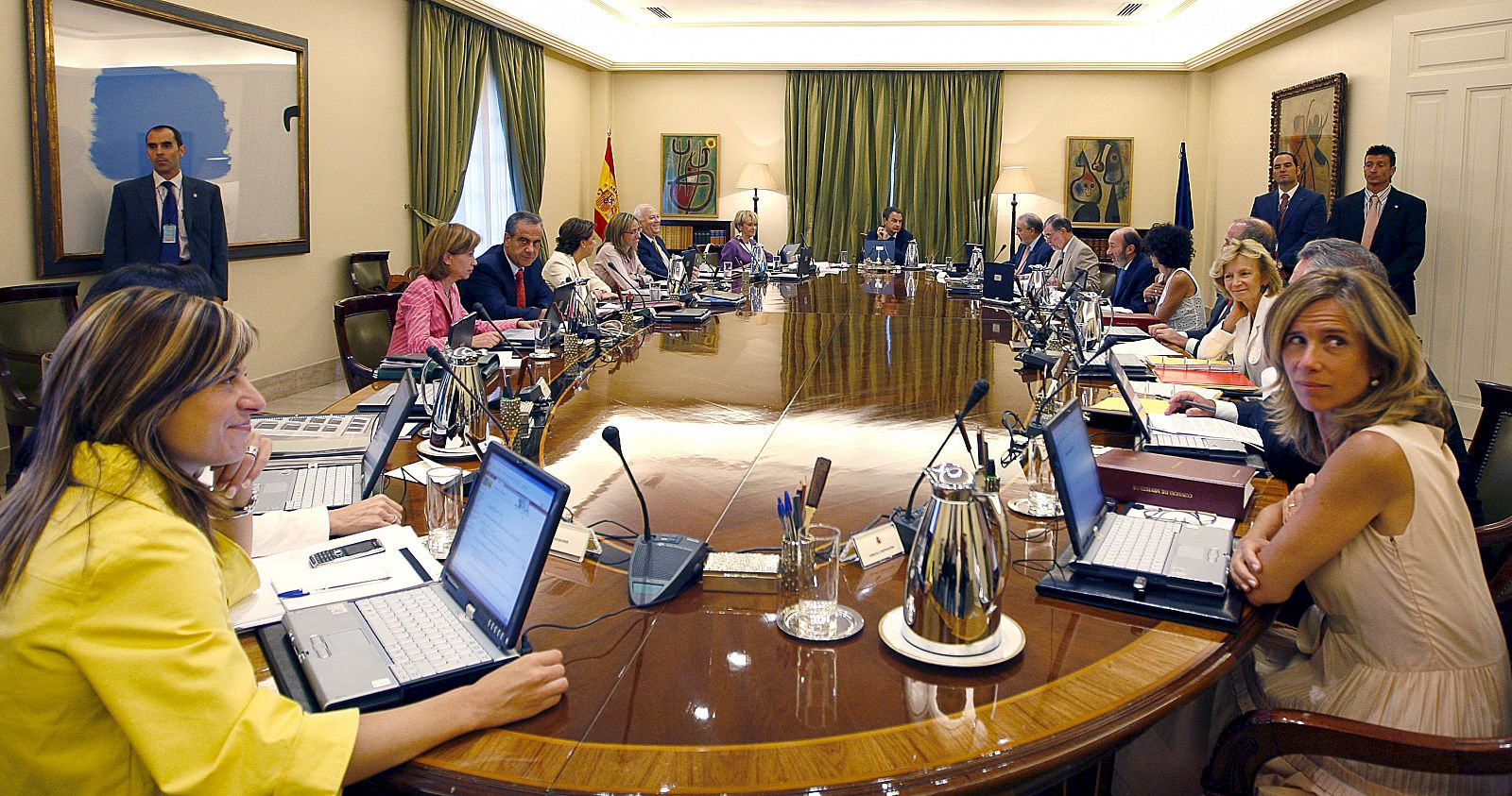 El jefe del Gobierno durante el Consejo de Ministros extraordinario que preside hoy en el Palacio de la Moncloa