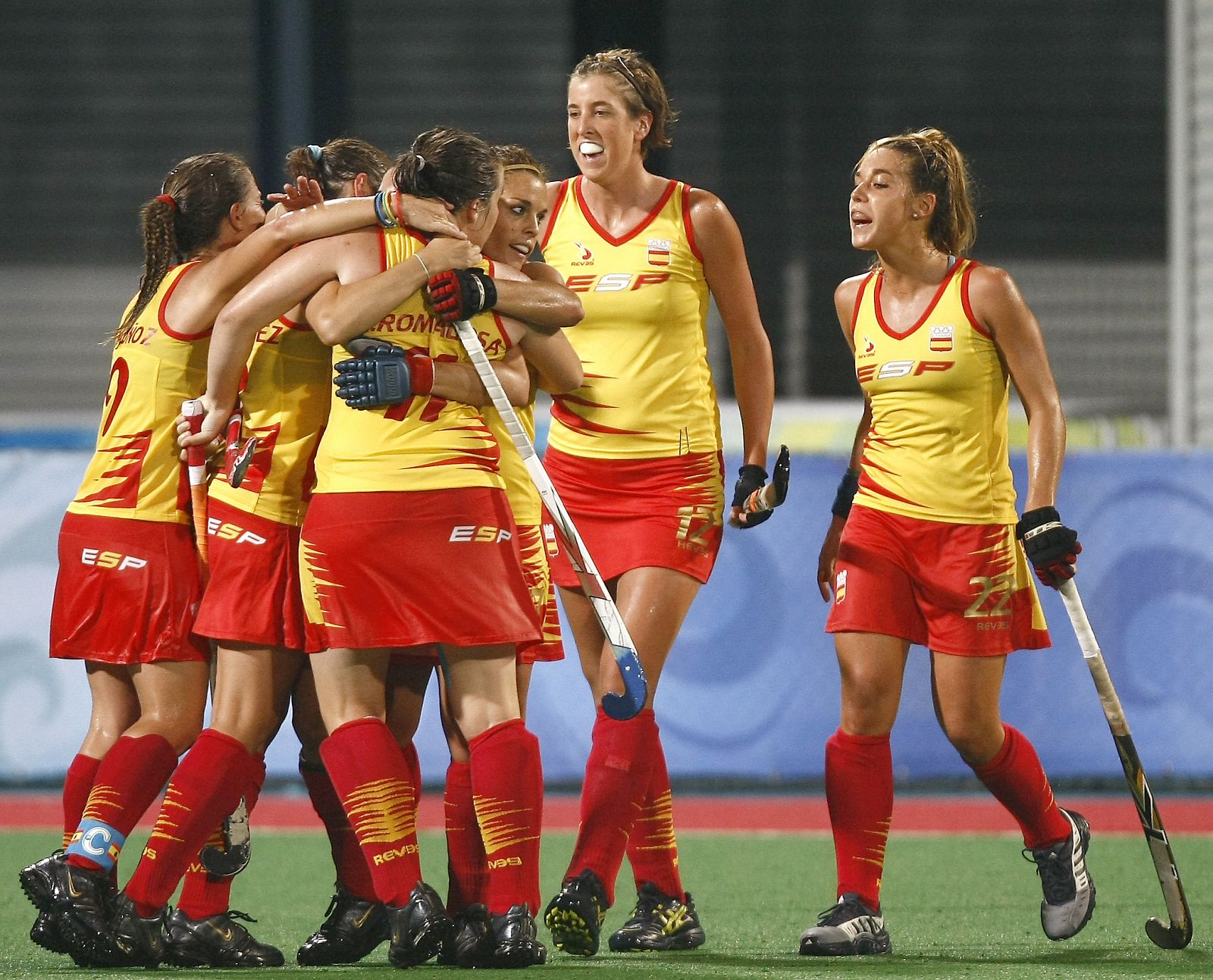 Las españolas de la selección de hockey hierba celebran la victoria ante Corea del sur por 2-1.