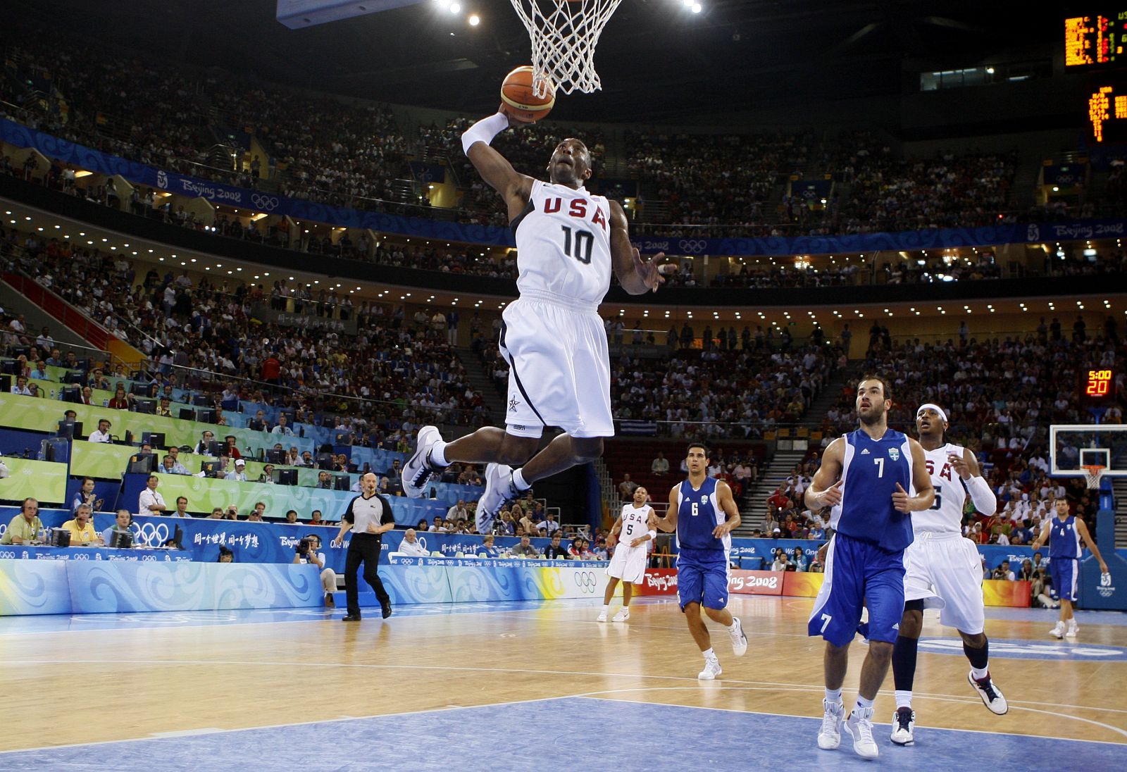 El escolta estadounidense Kobe Bryant machaca el aro griego.