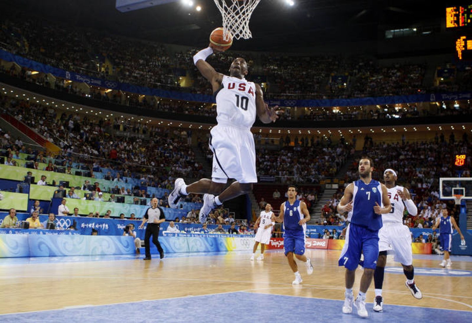 El escolta estadounidense Kobe Bryant machaca el aro griego.