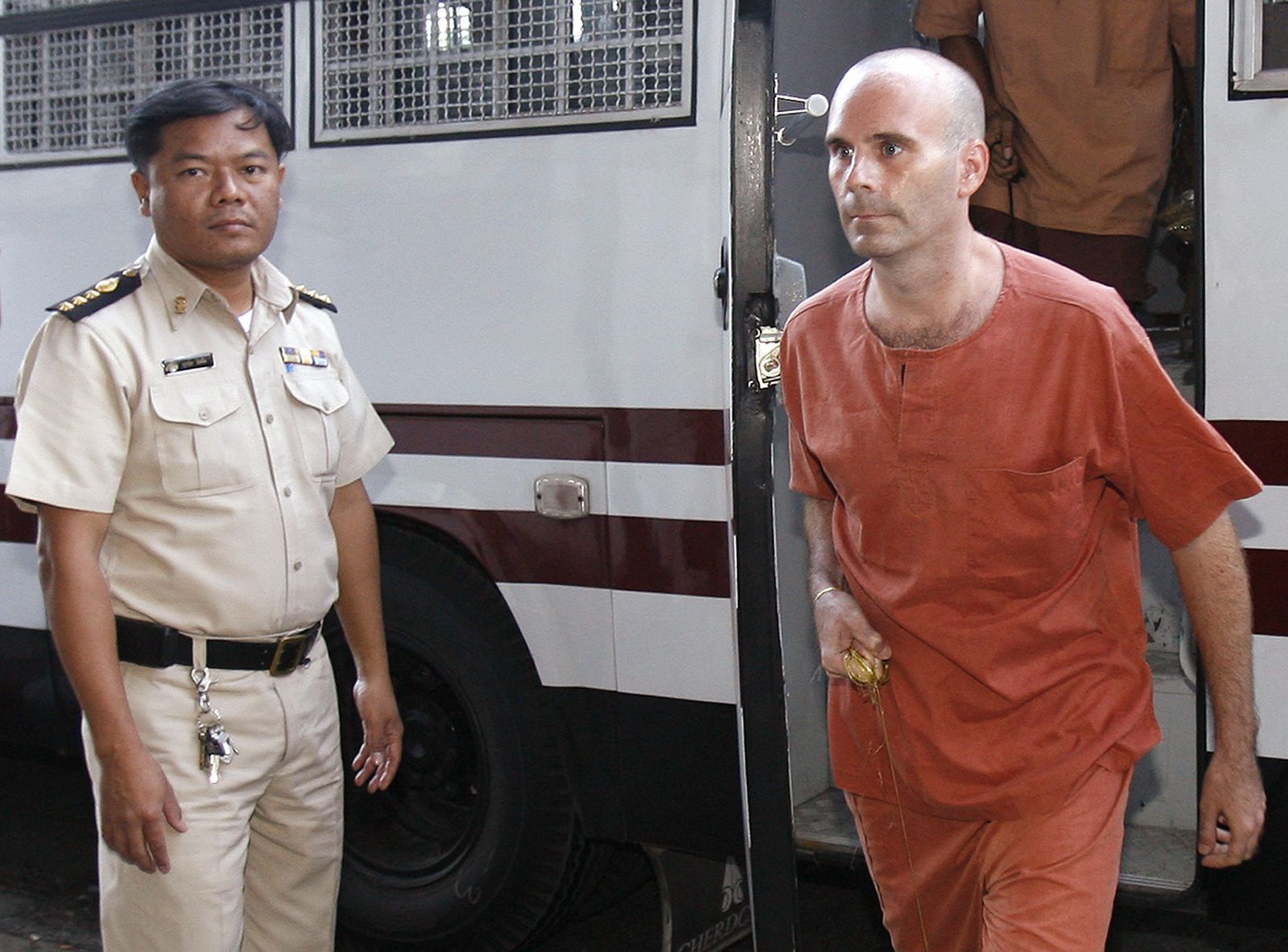 El canadiense Christopher Neil  acude a la corte penal que le juzga en Tailandia