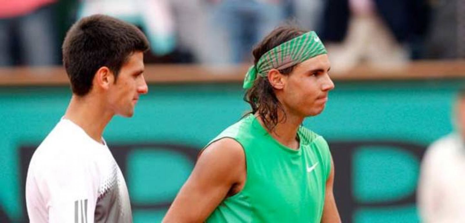 Dojokovic y Nadal se saludan tras su partido en semifinales de Roland Garros 2008