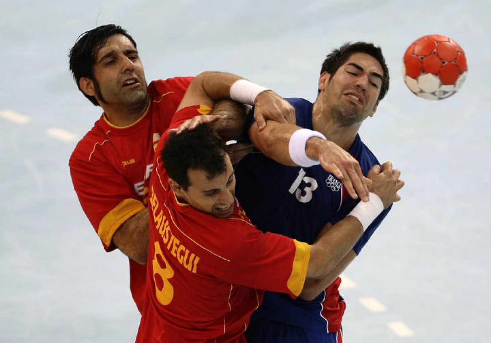 Francia derrota a España 28-21 en un partido dominado por los franceses.