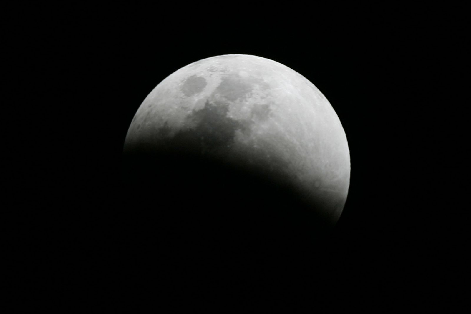 A partir de las 21.30 comenzaremos a ver el eclipse parcial de Luna