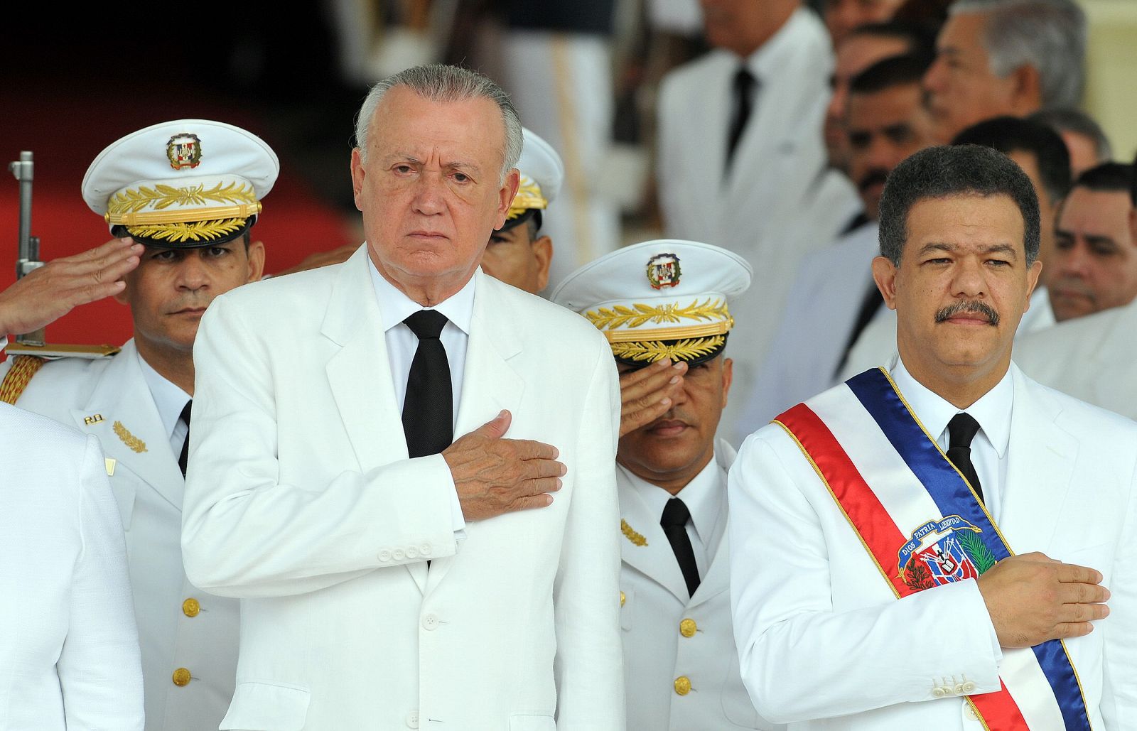 El presidente electo de República Dominicana, Leonel Fernández (D), y el vicepresidente Rafael Albuquerque (I) escuchan el himno nacional