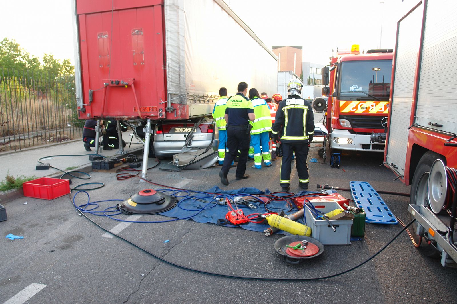 Una joven de 19 años ha muerto y sus cuatro acompañantes están heridos tras un accidente de tráfico en Leganés, Madrid. El coche que conducían se ha empotrado contra el remolque de un camión.