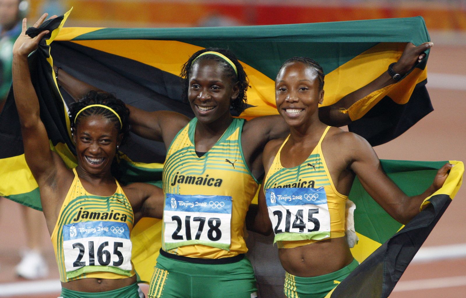 De izquierda a derecha, la medallista de oro junto a su compatriotas Kerron Stewart, bronce, y Sherone Simpson, plata.