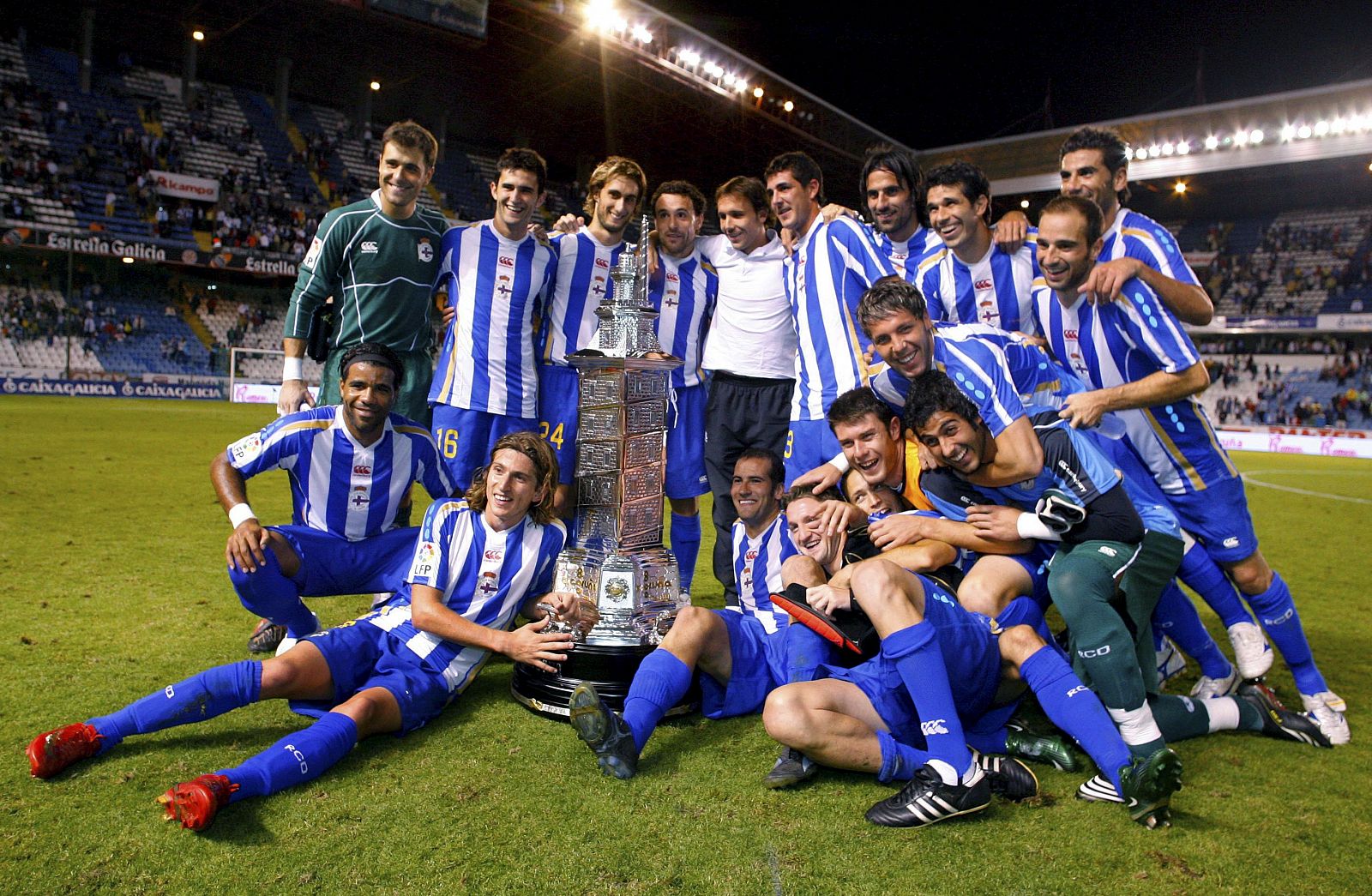 Los jugadores del Deportivo de la Coruña posan delante del trofeo Trofeo Teresa Herrera.