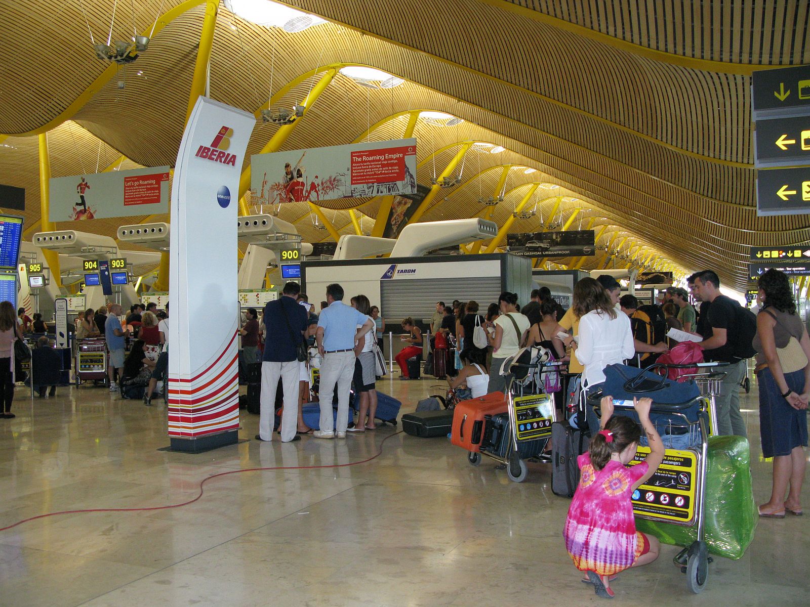 Pasajeros de un vuelo retrasado a Londres en Barajas.