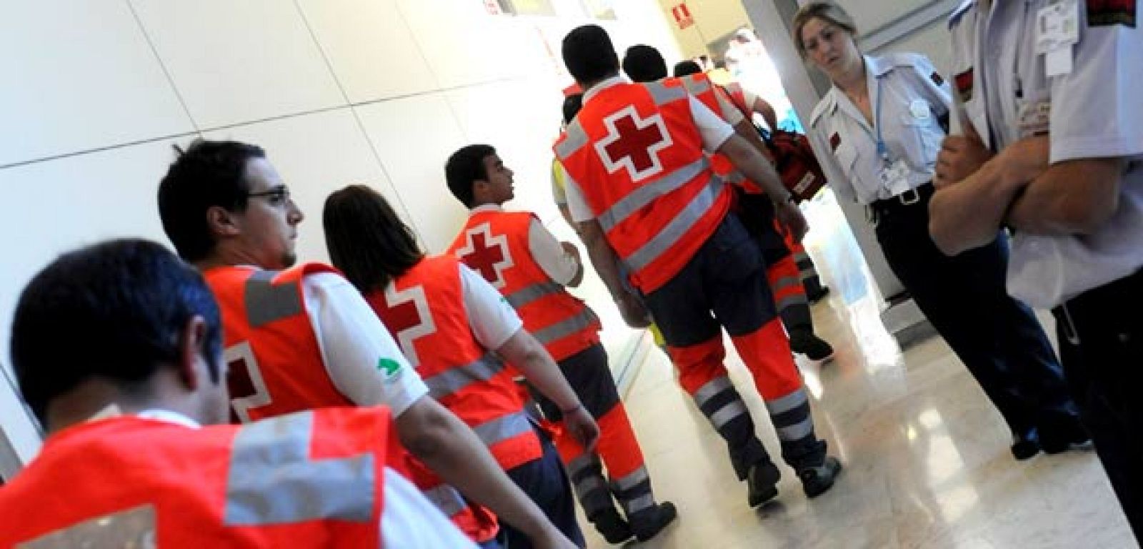 Miembros de la Cruz Roja llegan a la T4 de Barajas para atender a los familiares de los pasajeros del vuelo Spanair 5022.