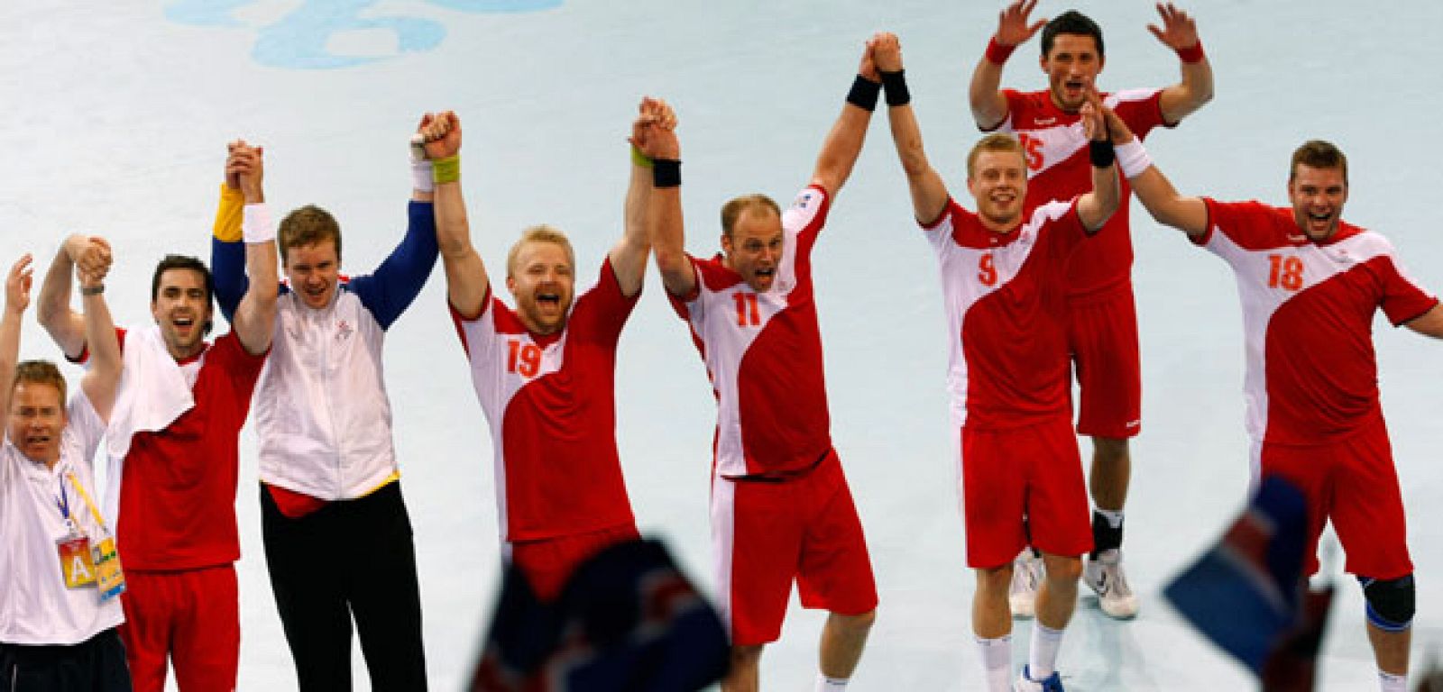 Los jugadores islandeses celebran su victoria en cuartos ante Polonia