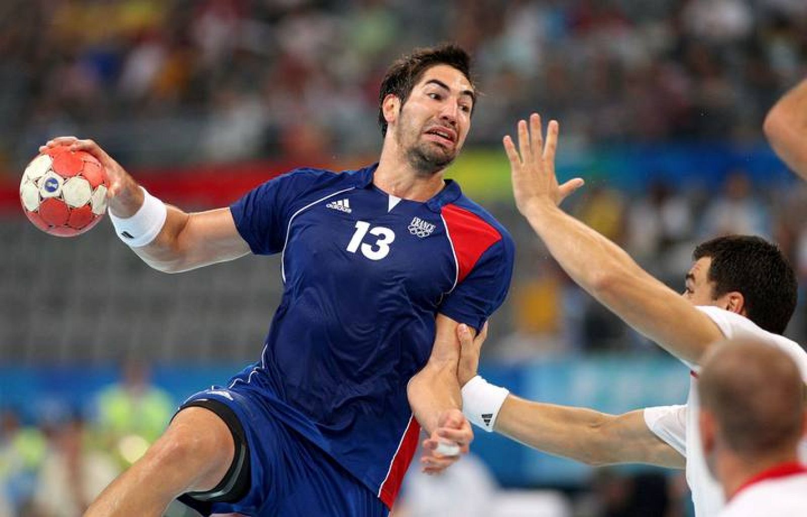 El francés Nikola Karabatic dispara a gol en una acción del partido.