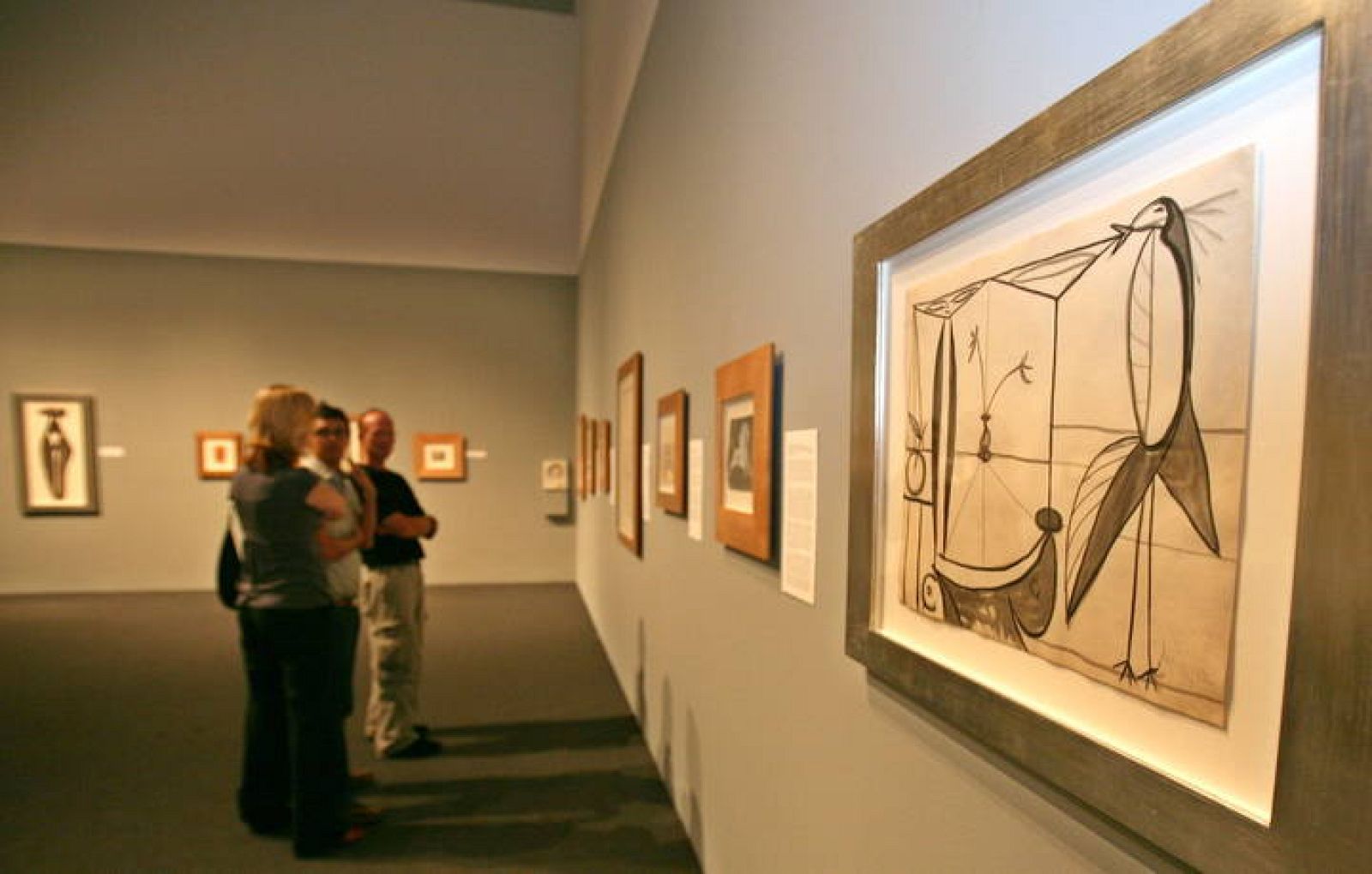 Críticos de arte visitan la exposición 'Dibujos españoles del siglo XX' en el Museo de Arte Bass de Miami Beach