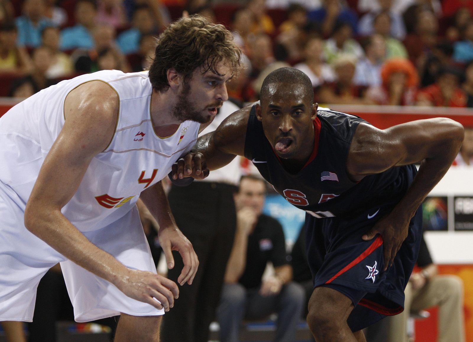 Pau Gasol y Kobe Bryant dejaron su amistad a un lado y ambos lucharon por la victoria.