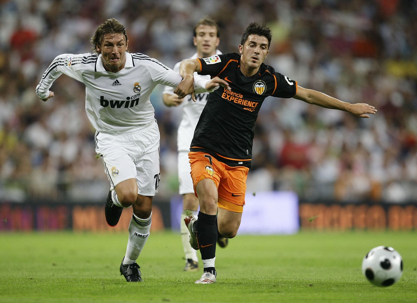 David Villa y Gabriel Heinze durante el partido de la Supercopa que se adjudicó el Real Madrid.