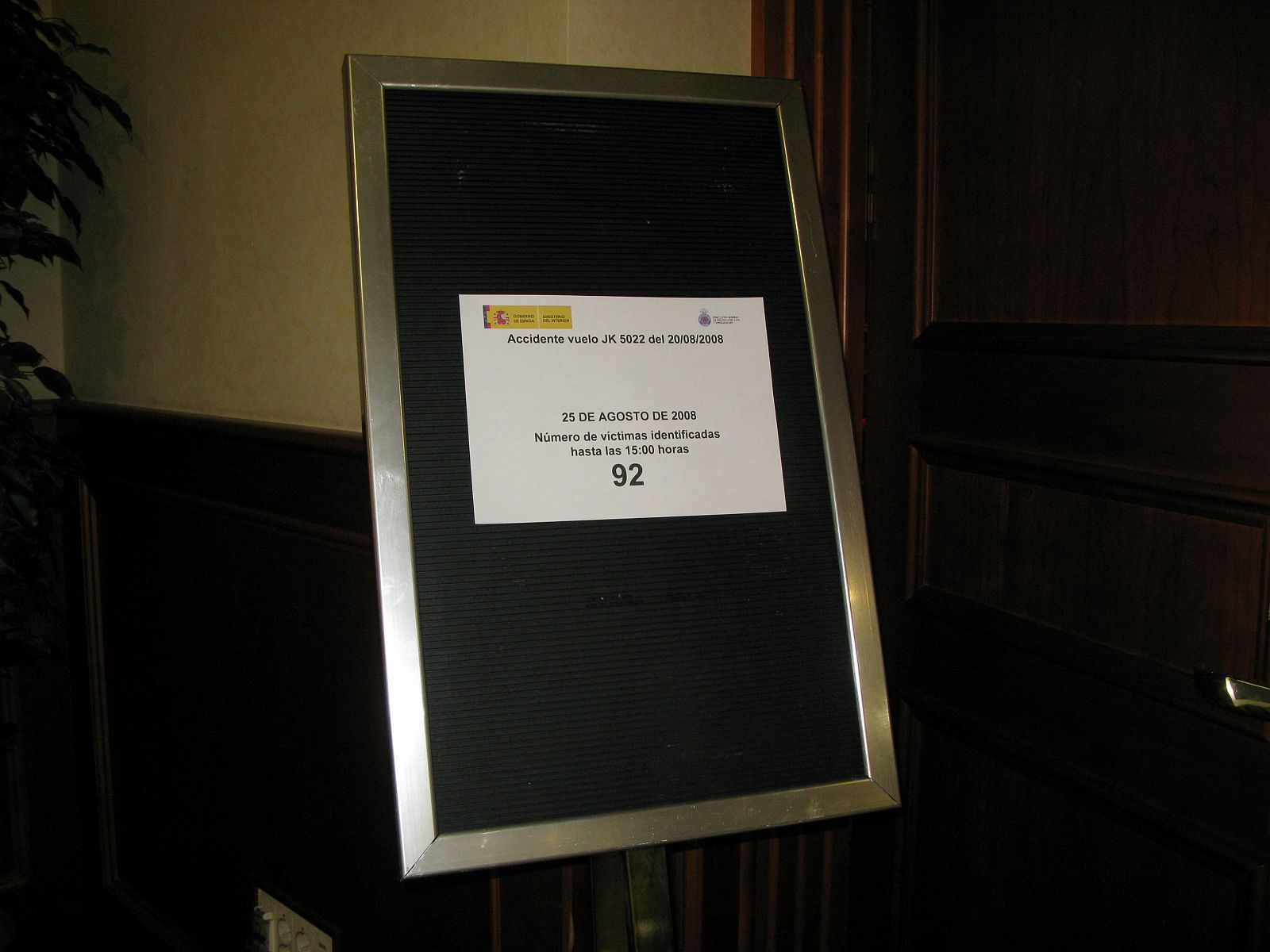 Uno de los carteles con información sobre las identificaciones colocados en el Hotel donde se alojan las víctimas.