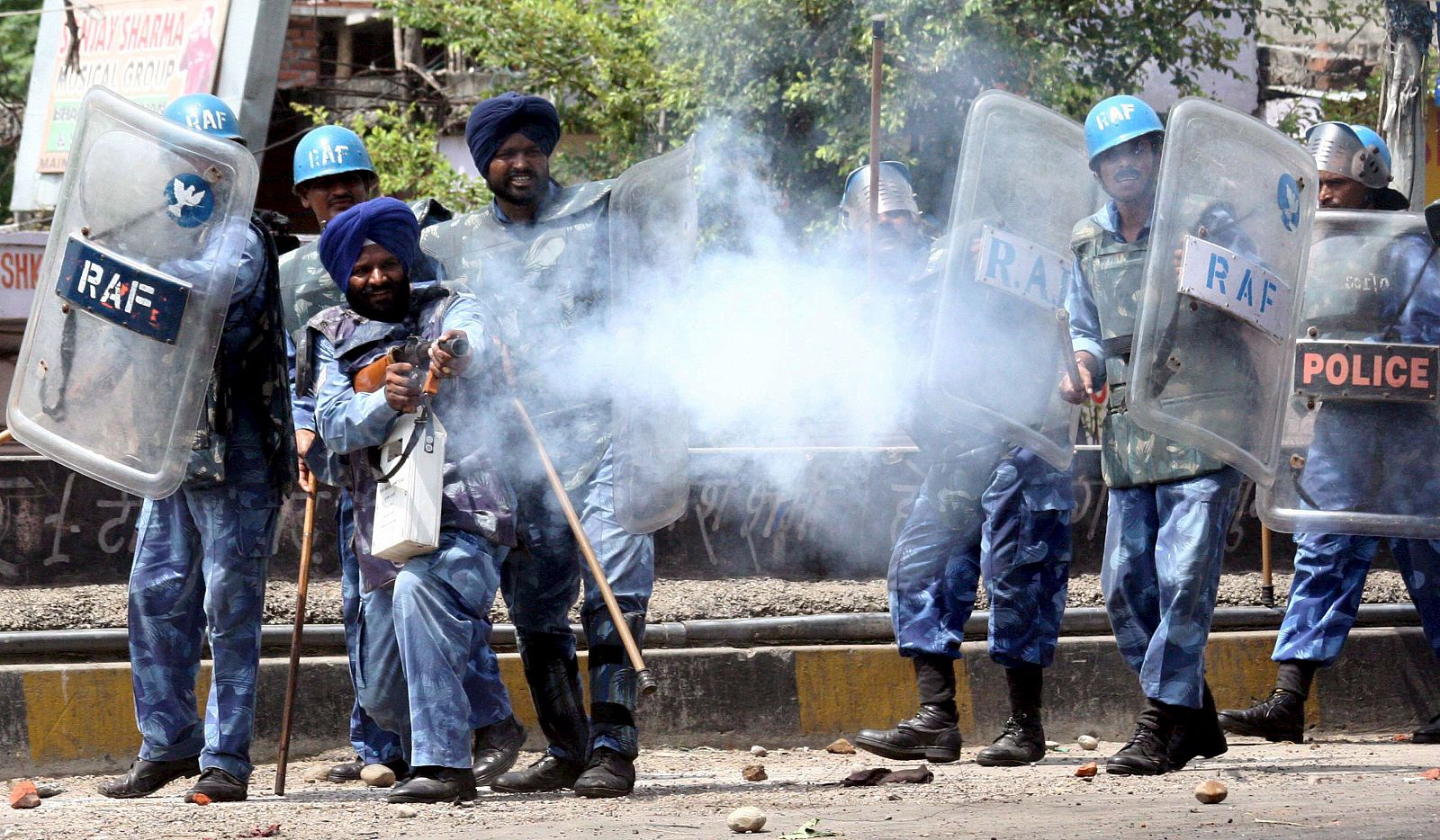 Soldados paramilitares indios lanzan gases lacrimógenos contra manifestantes cachemires