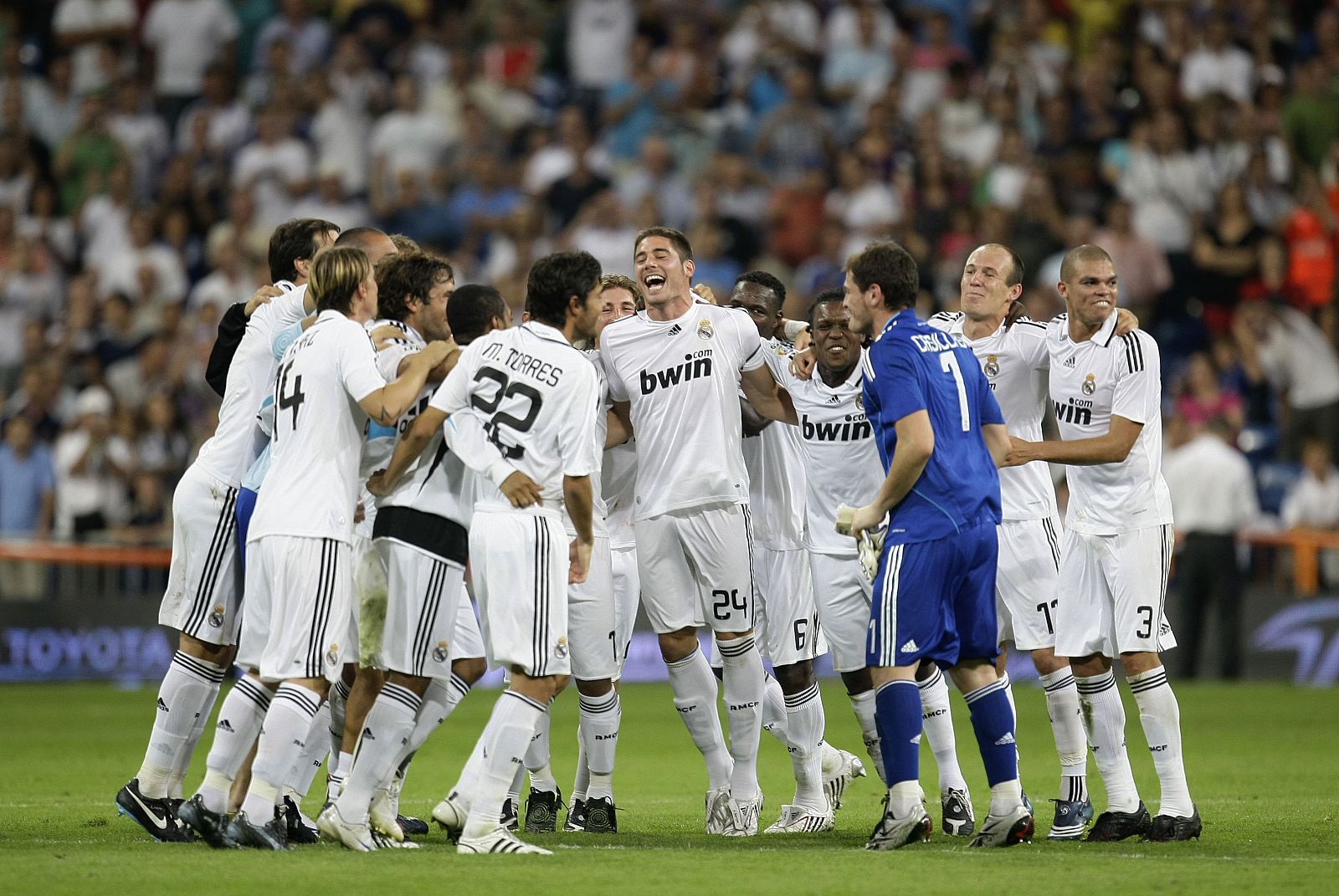 Los jugadores del Real Madrid celebran su victoria ante el Valencia en la Supercopa de España.