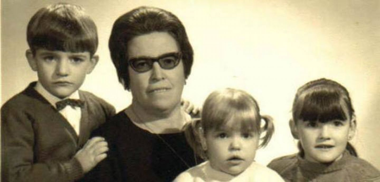 Familia de Eduardo Navas. La abuela Paula y sus nietos, Jose, Mamen y Ana. Madrid, 1968.