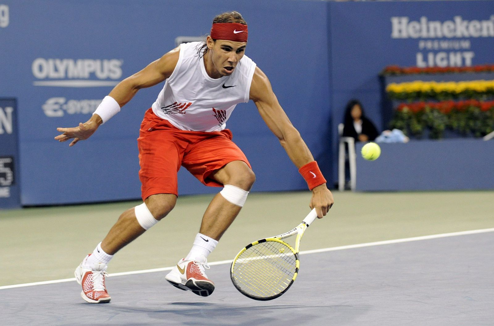 El tenista español Rafael Nadal devuelve una bola al estadounidense Ryler De Heart.