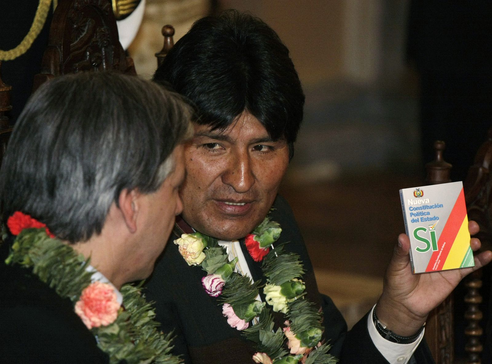 Evo Morales muestra el proyecto de Constitución al vicepresidente Alvaro García