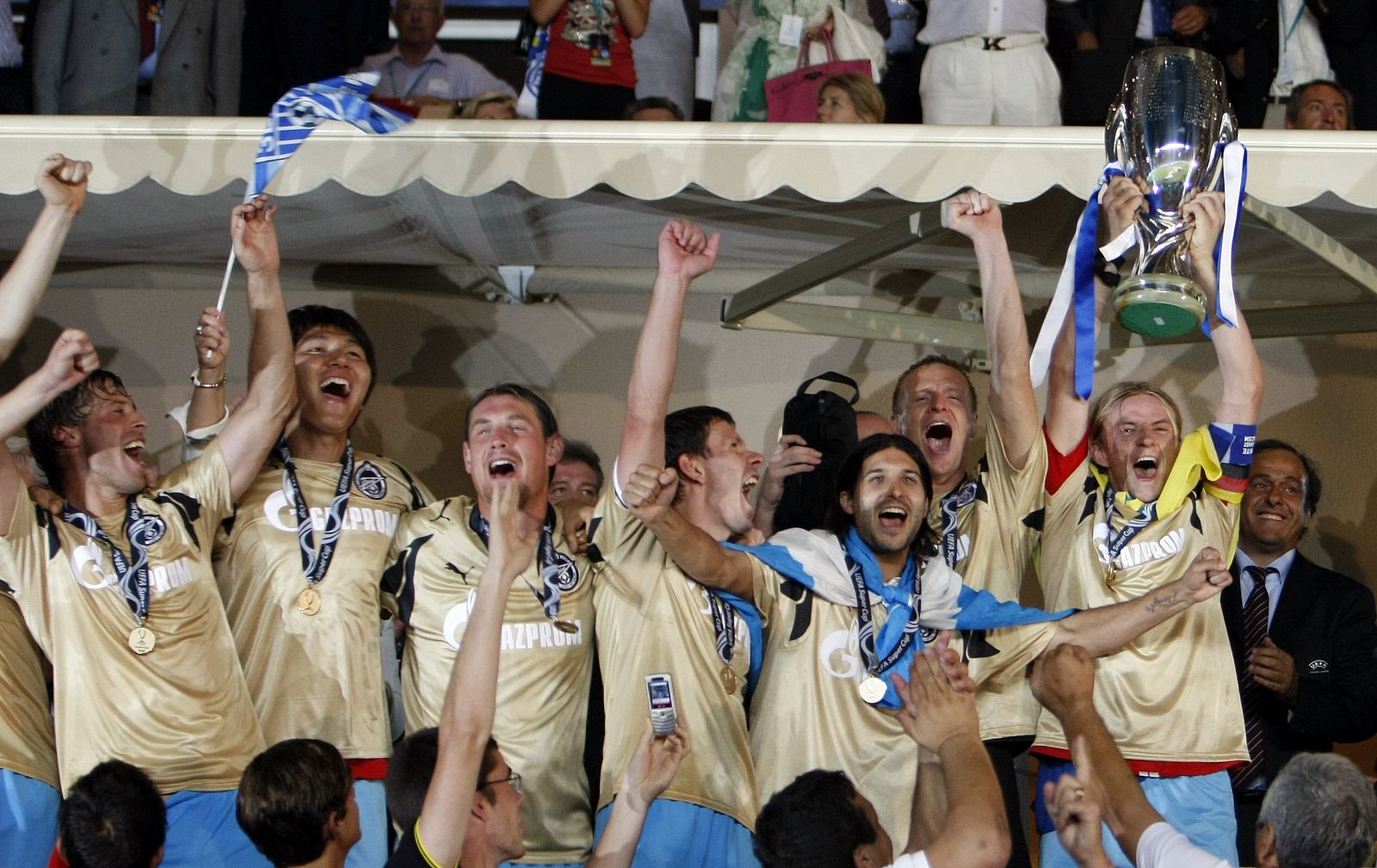 El capitán del Zenit de San Petersburgo, Anatoly Tymoshchuck, y sus compañeros levantan la Supercopa de Europa