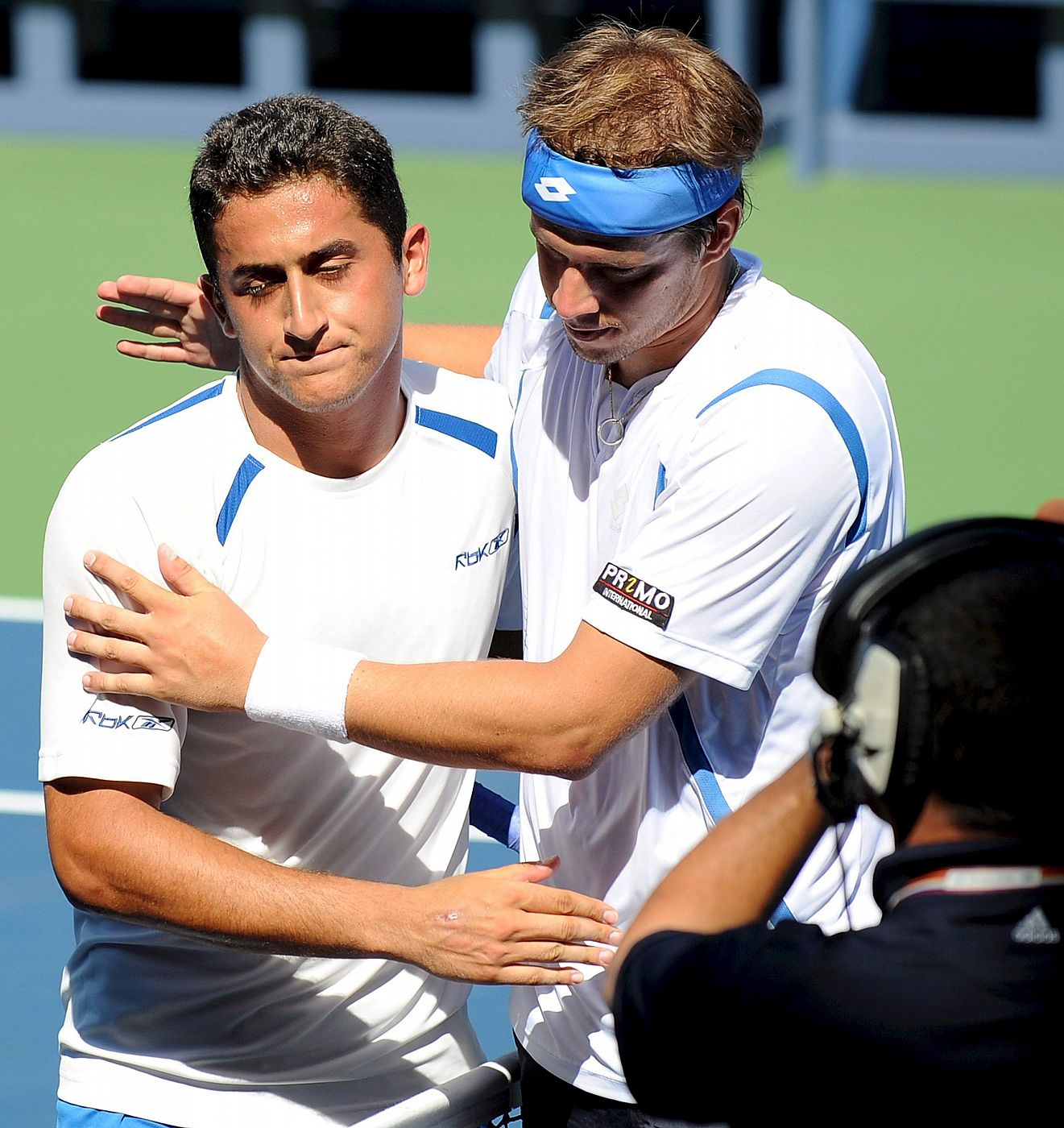 El tenista luxemburgués Gilles Muller saluda al español Nicolás Almagro, tras su triunfo en el partido que ambos disputaron en el Abierto de tenis de Estados Unidos.