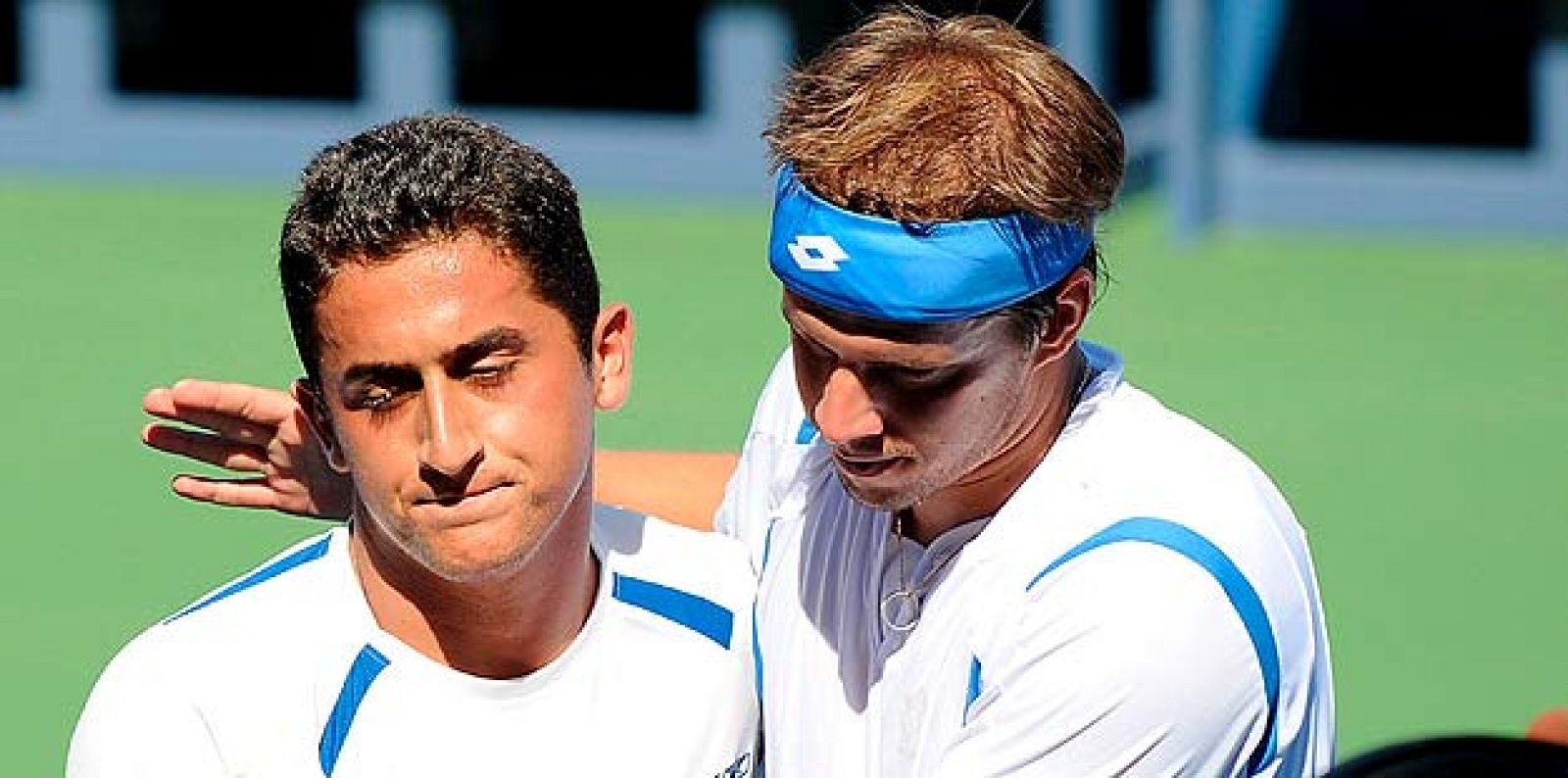 El tenista luxemburgués Gilles Muller saluda al español Nicolás Almagro, tras su triunfo en el partido que ambos disputaron en el Abierto de tenis de Estados Unidos.