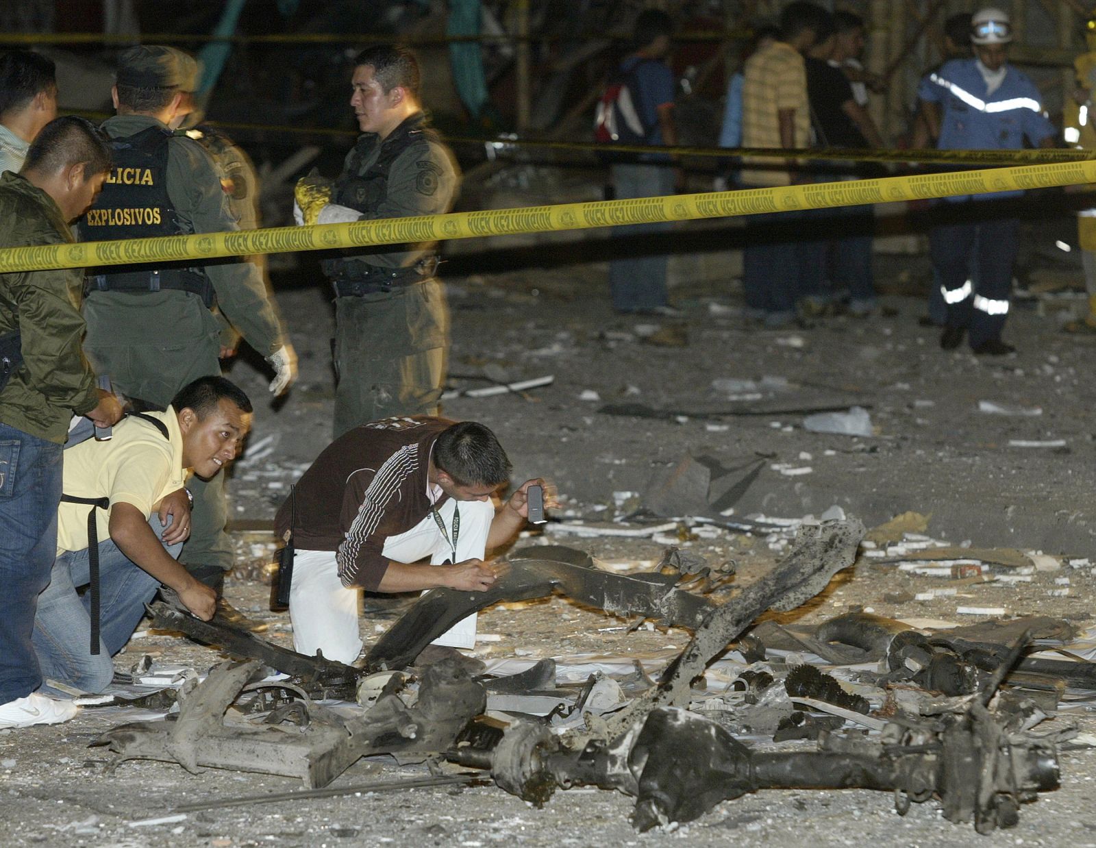 Restos del coche bomba que ha explotado en Cali, Colombia, matando a al menos cinco personas y dejando una veintena de heridos.
